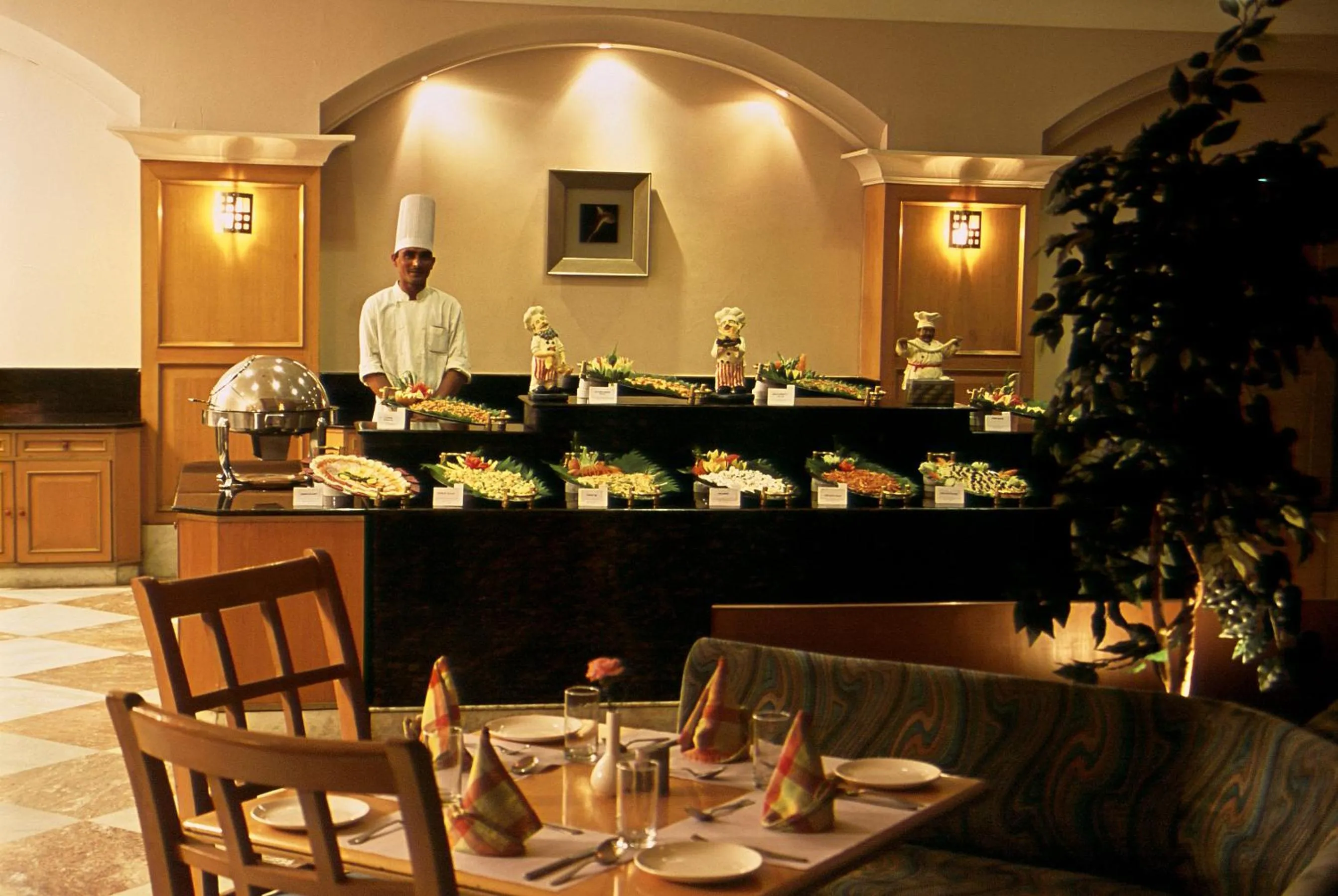 Restaurant/places to eat in Katriya Hotel and Tower