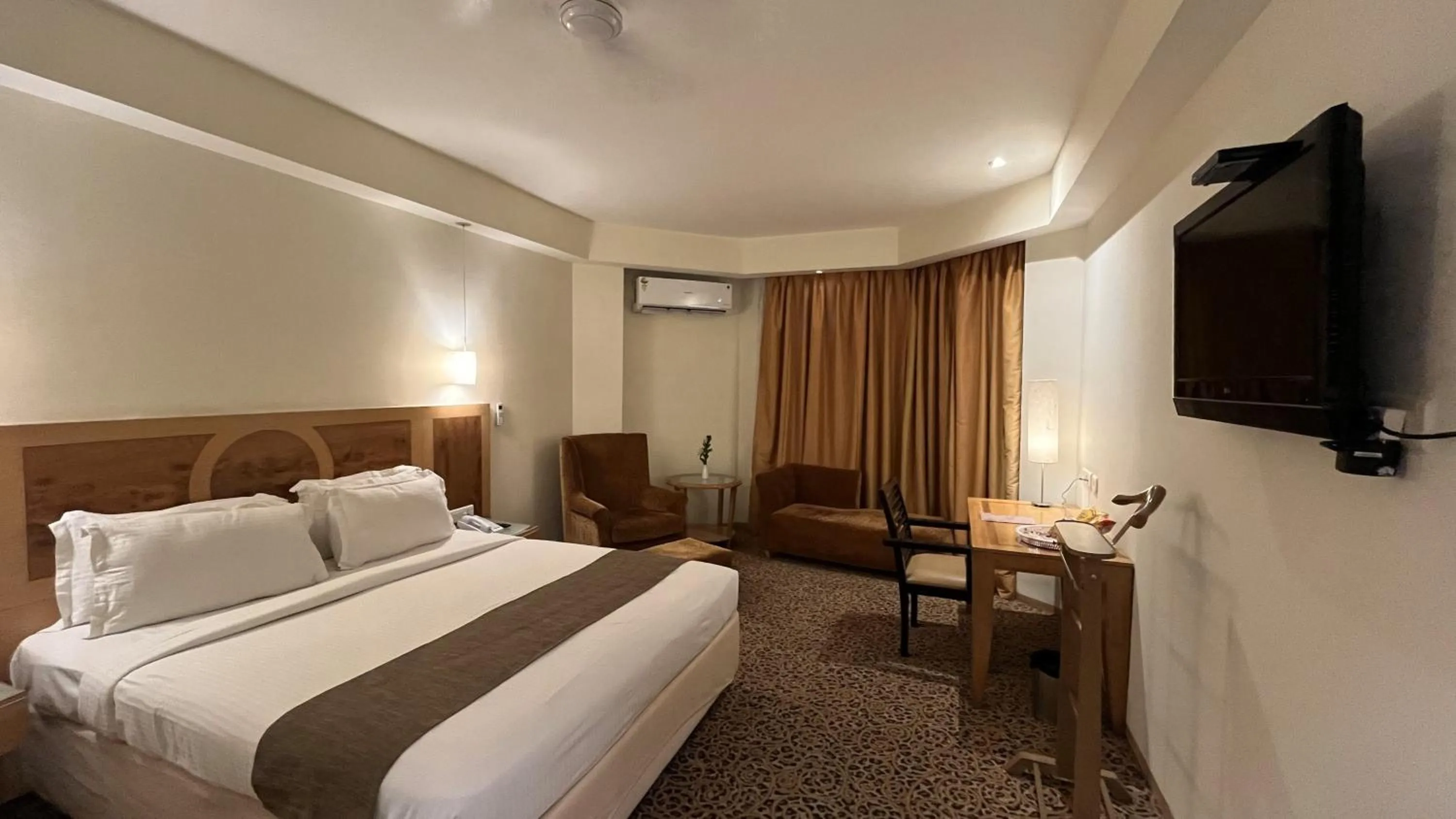 Bedroom, Bed in Katriya Hotel and Tower