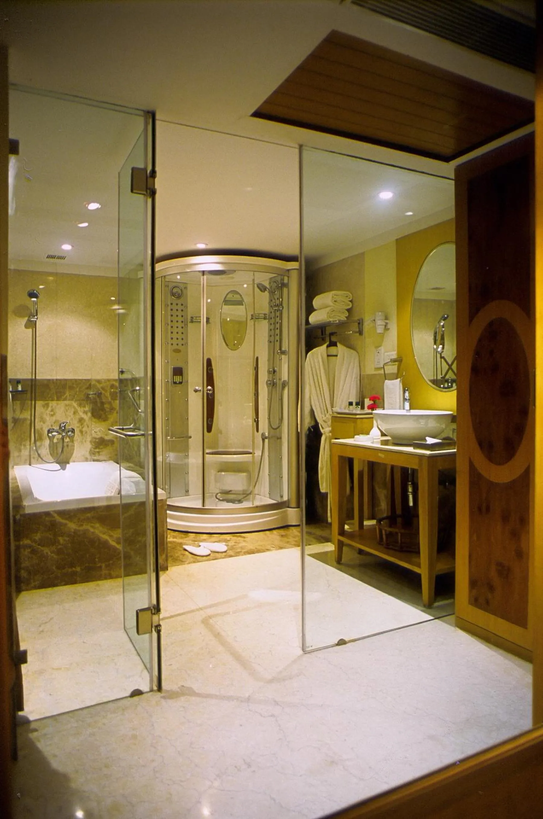 Shower in Katriya Hotel and Tower