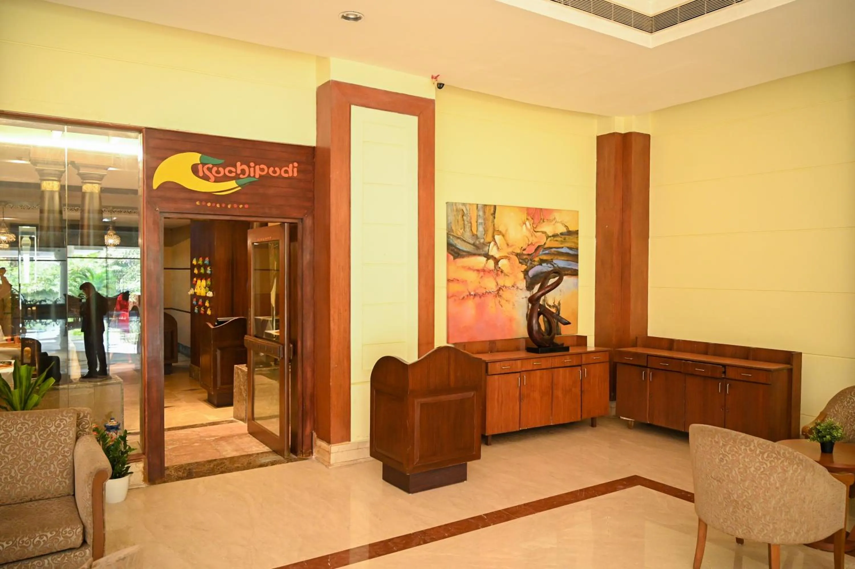 Restaurant/places to eat in Katriya Hotel and Tower