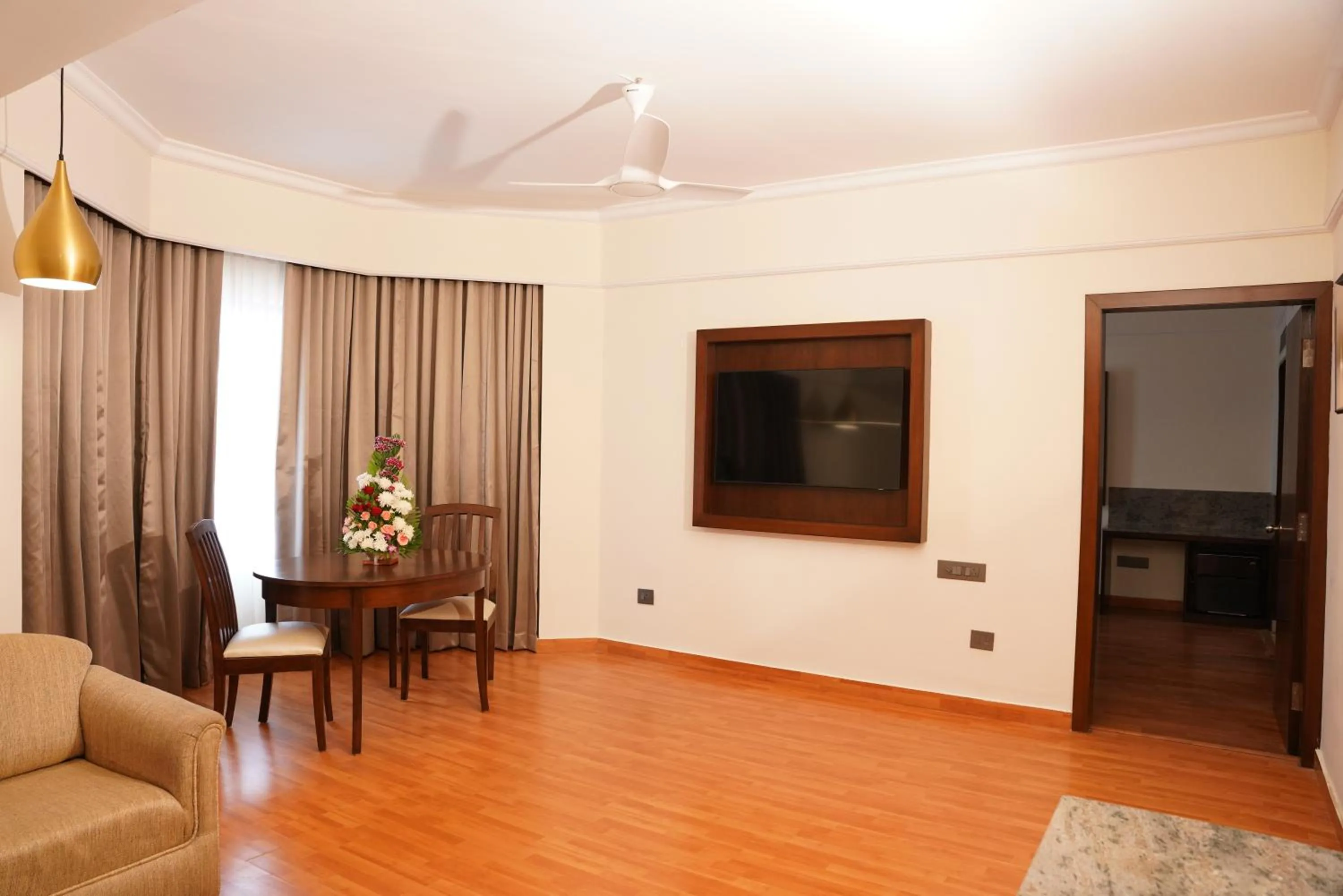 Communal lounge/ TV room in Katriya Hotel and Tower