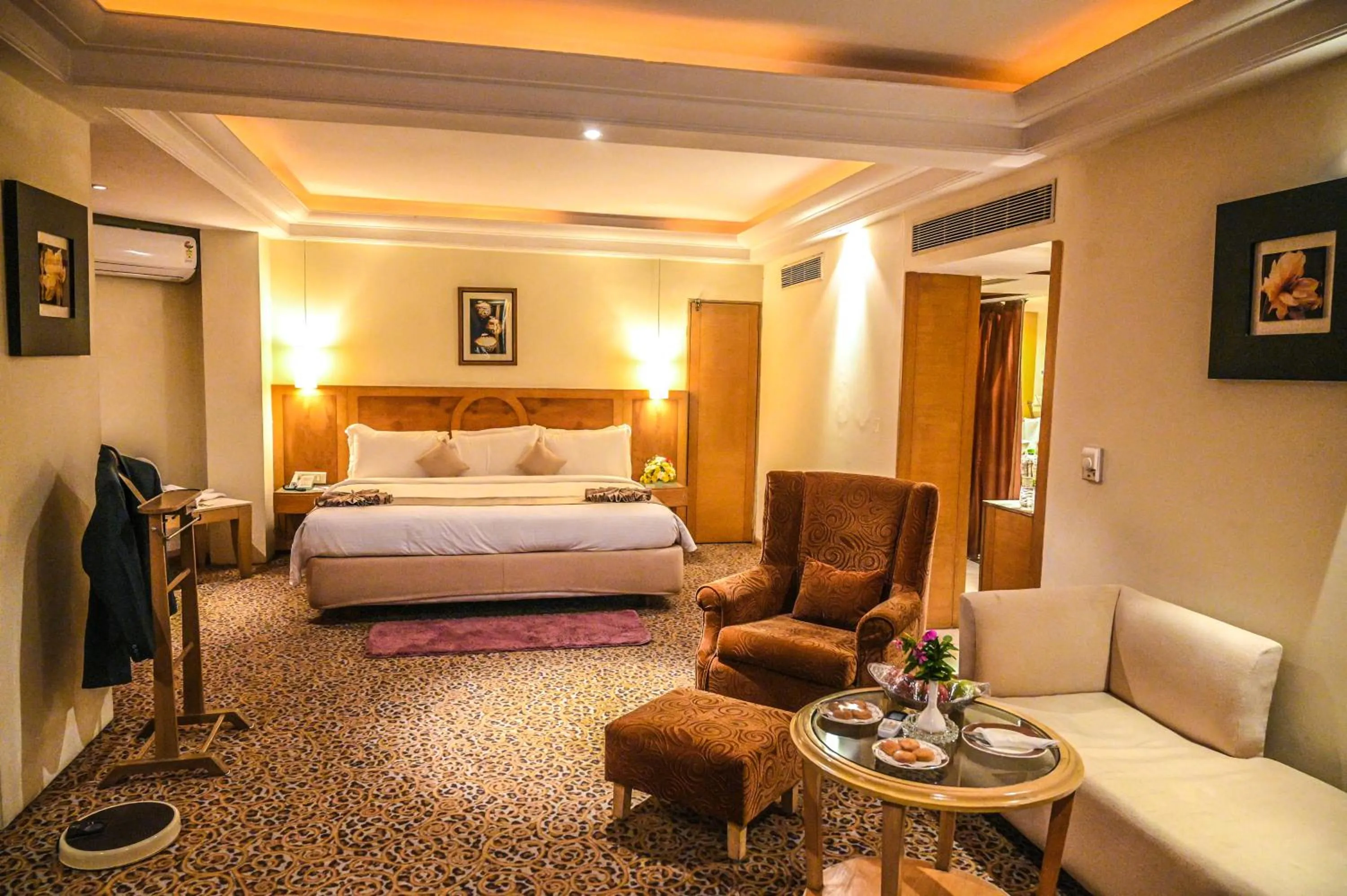 Bedroom, Bed in Katriya Hotel and Tower