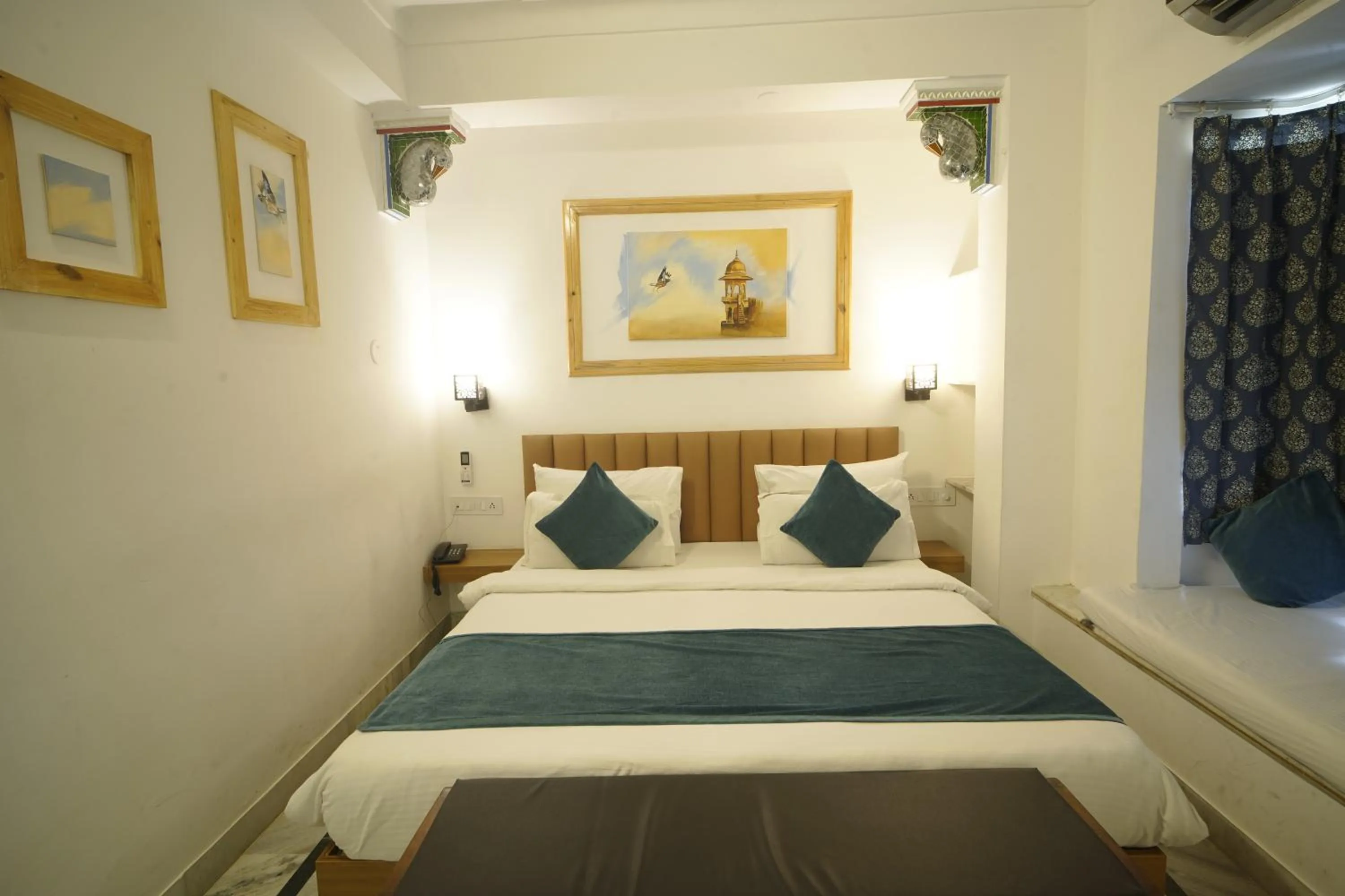 Bed in Hotel Udai Niwas By The Lake