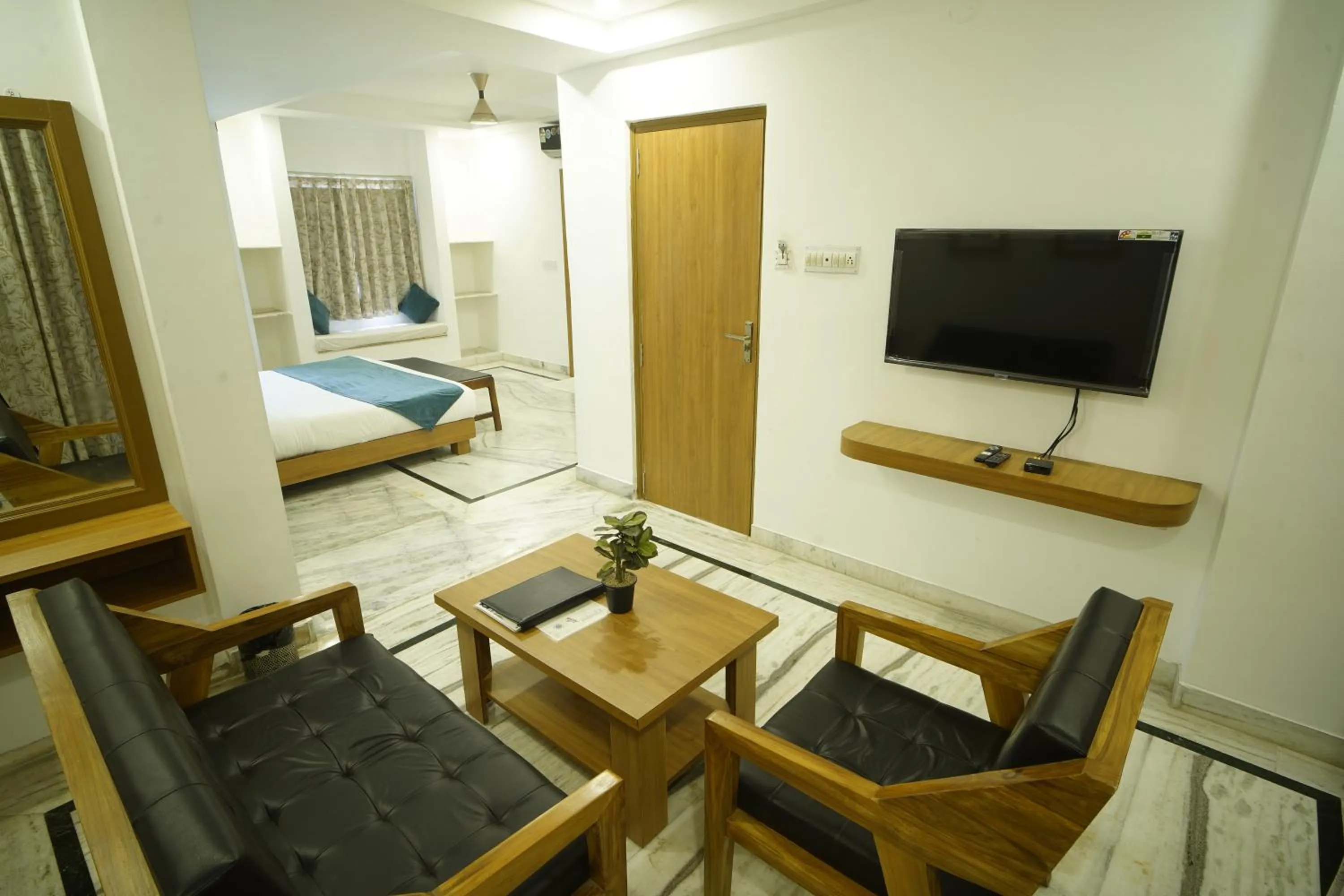 Communal lounge/ TV room, Bed in Hotel Udai Niwas By The Lake