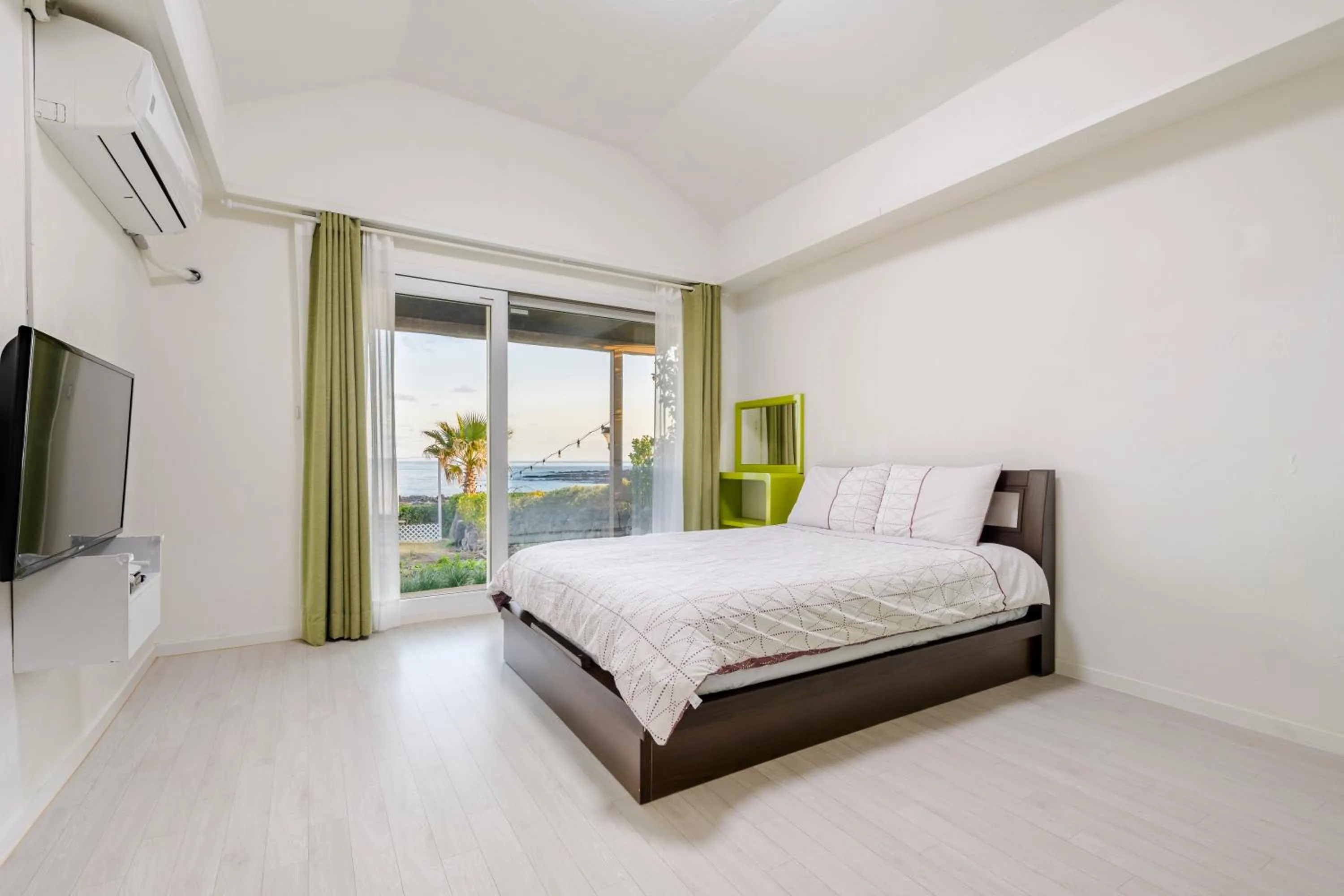 Bed in Jeju Turning point Pension