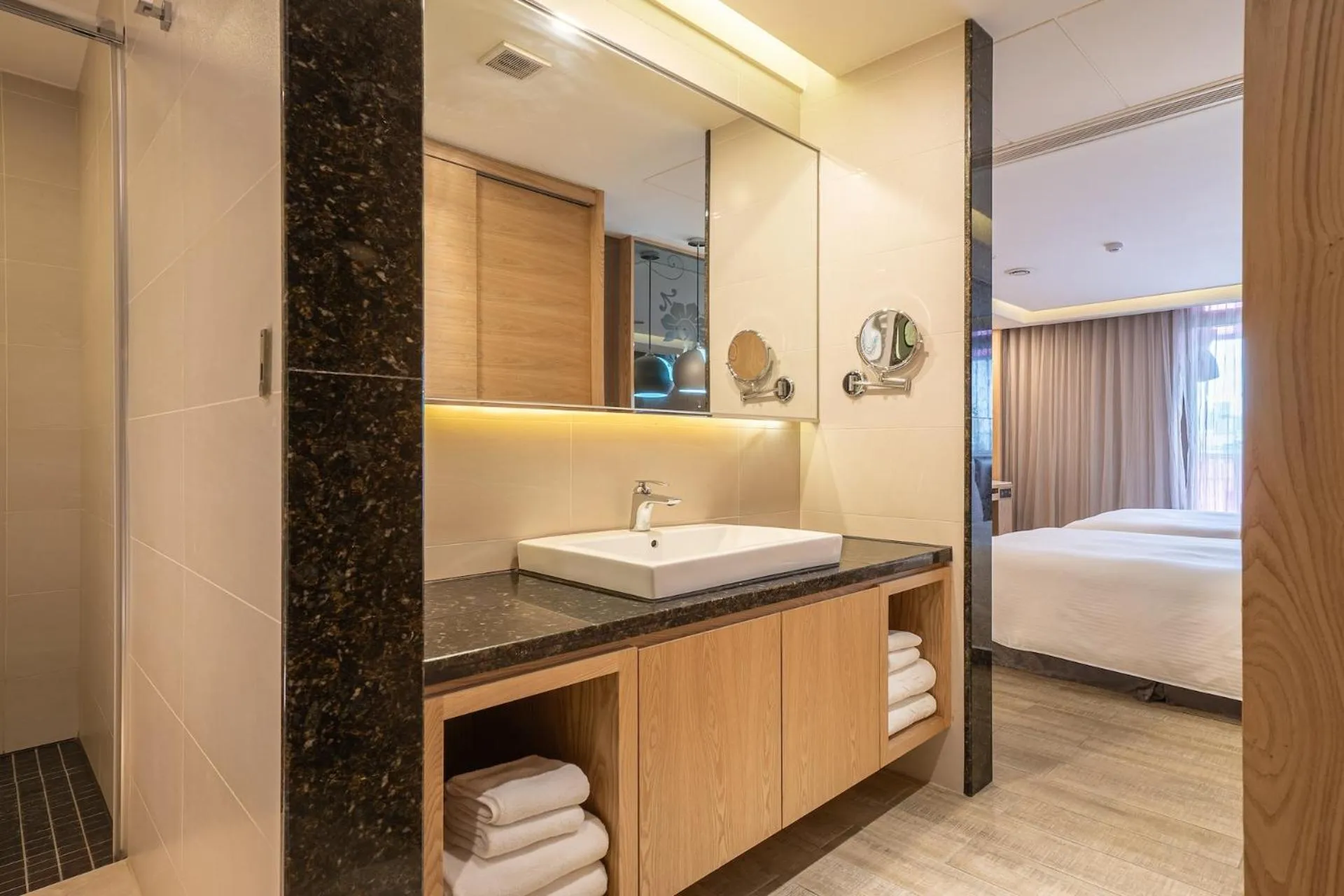 Bathroom, Bed in Guide Hotel Taichung Ziyou