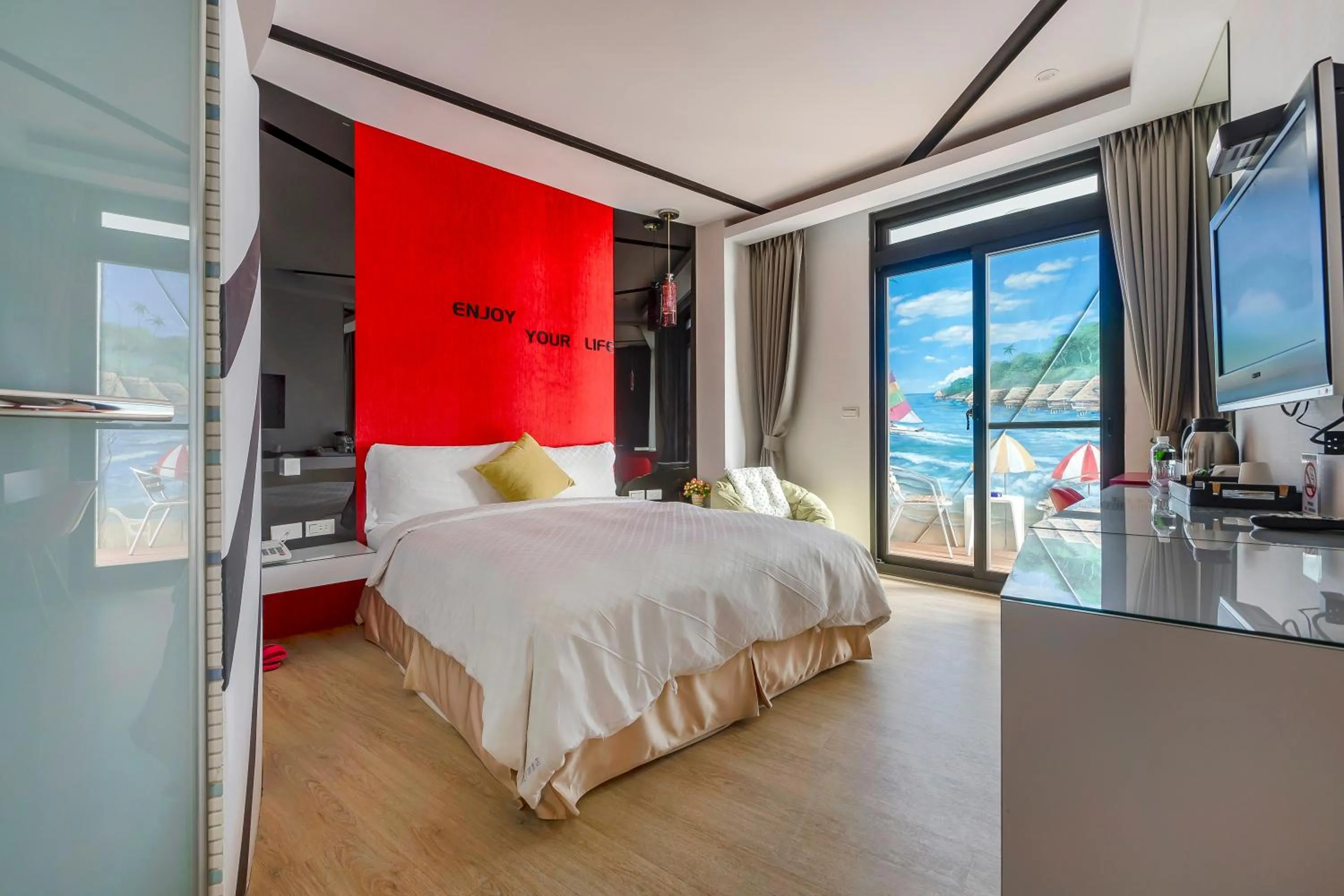 Photo of the whole room, Bed in Pacific Inn