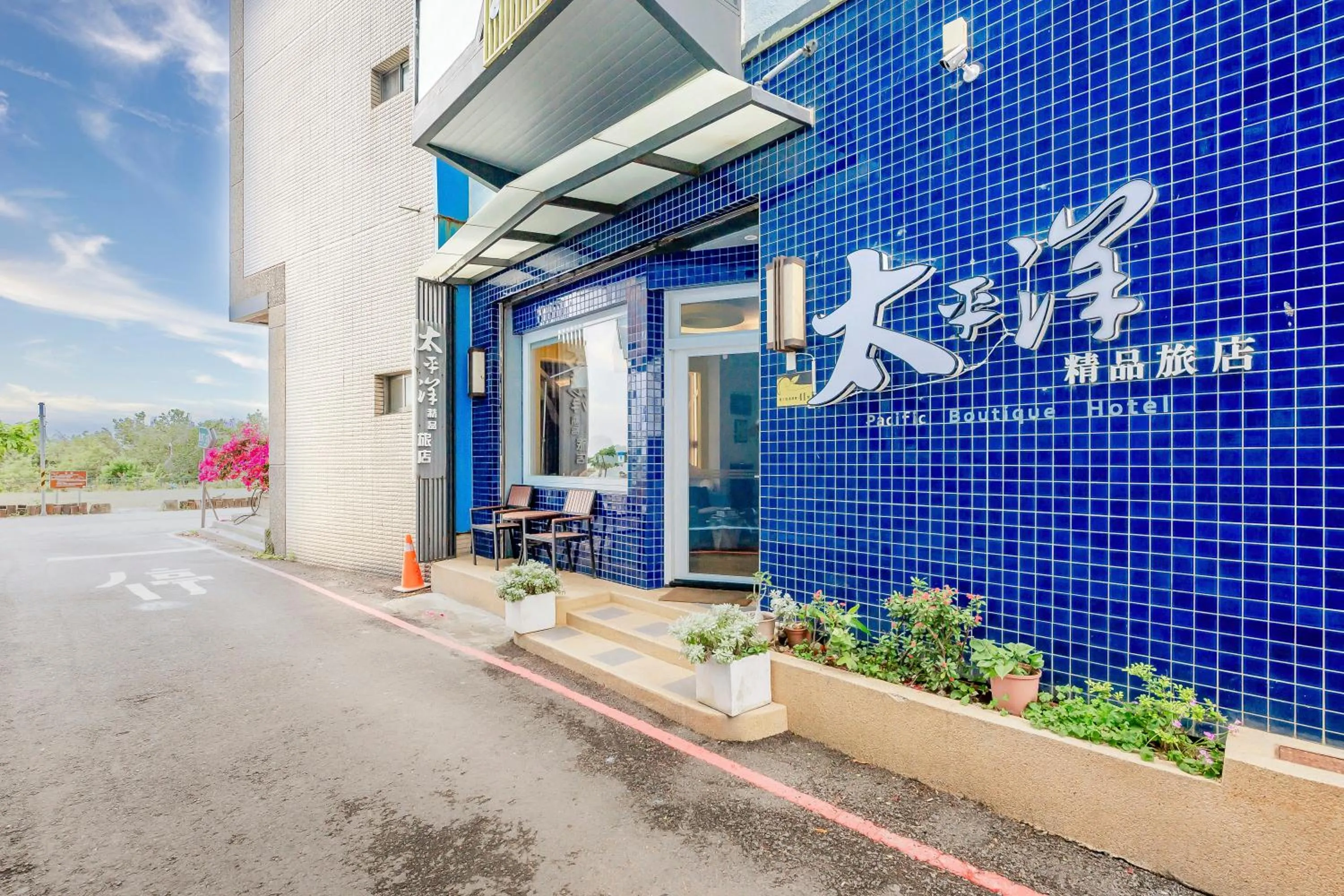 Property building in Pacific Inn