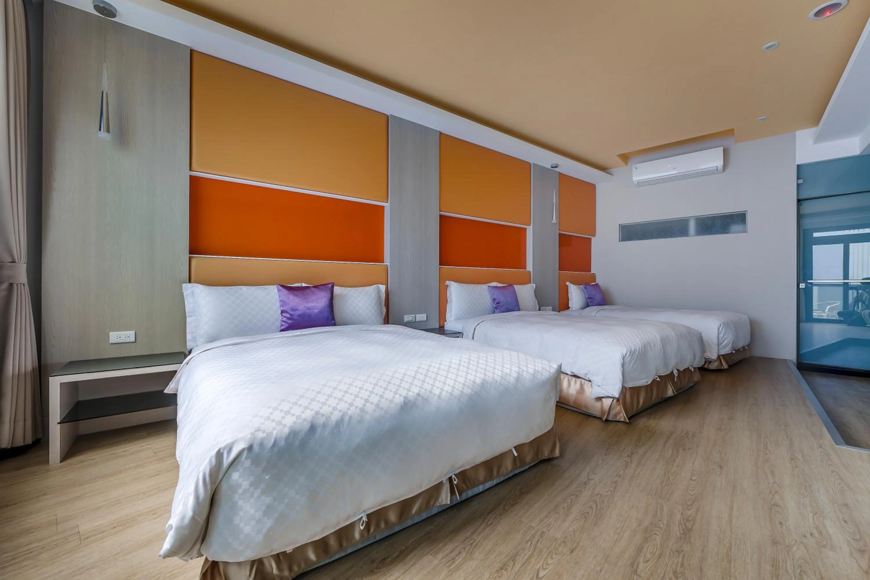 Photo of the whole room, Bed in Pacific Inn