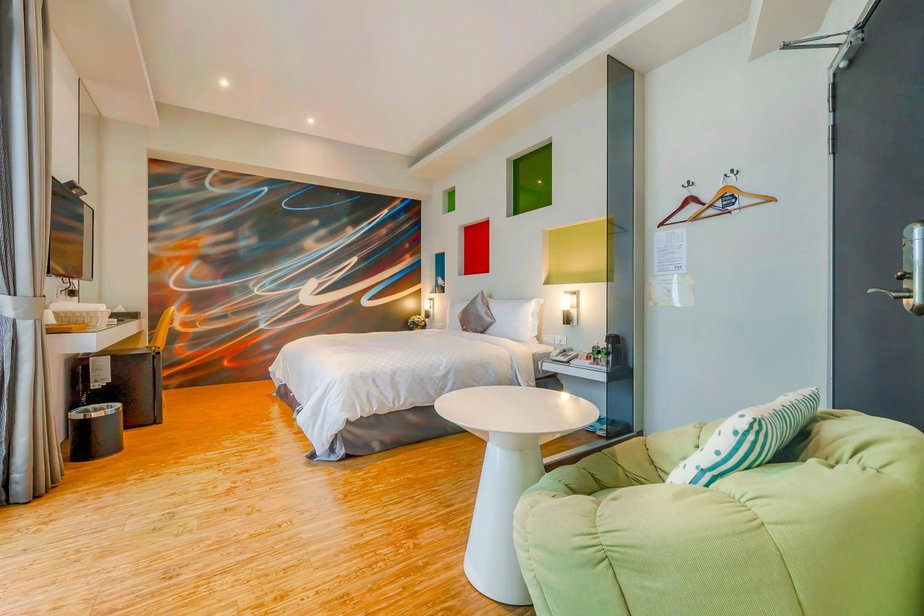 Photo of the whole room, Bed in Pacific Inn