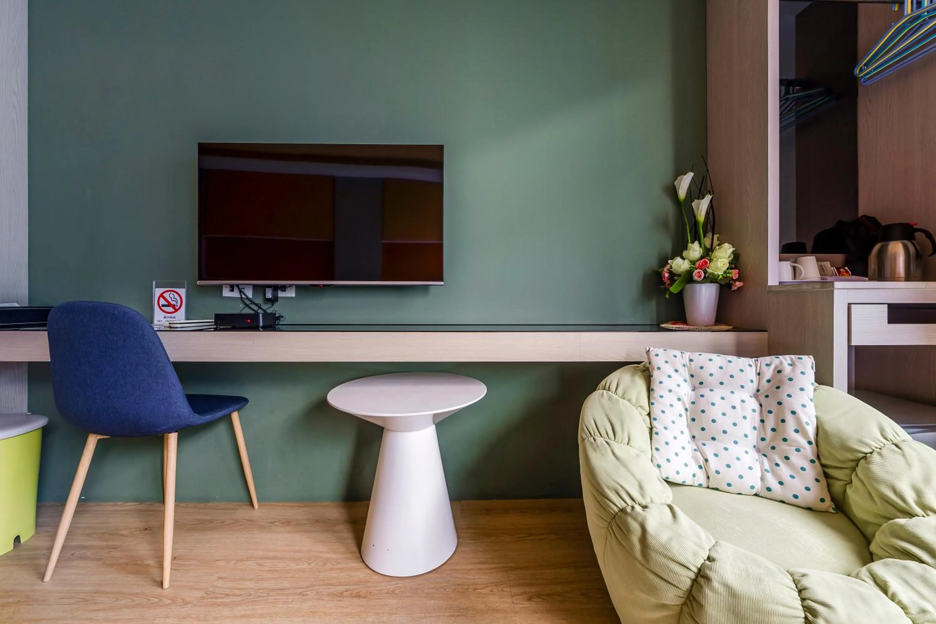 Seating area in Pacific Inn