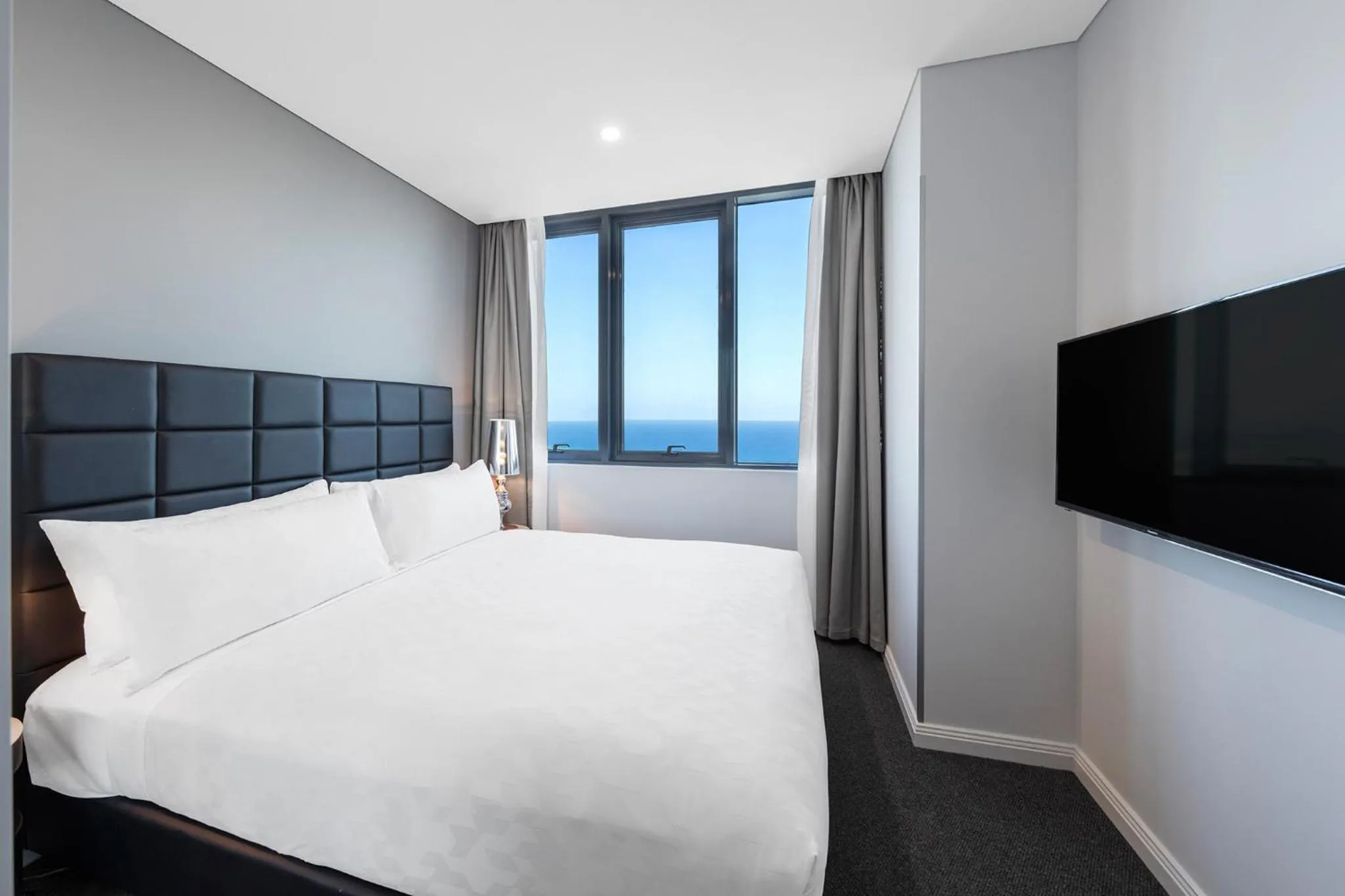 TV and multimedia, Bed in Meriton Suites Southport