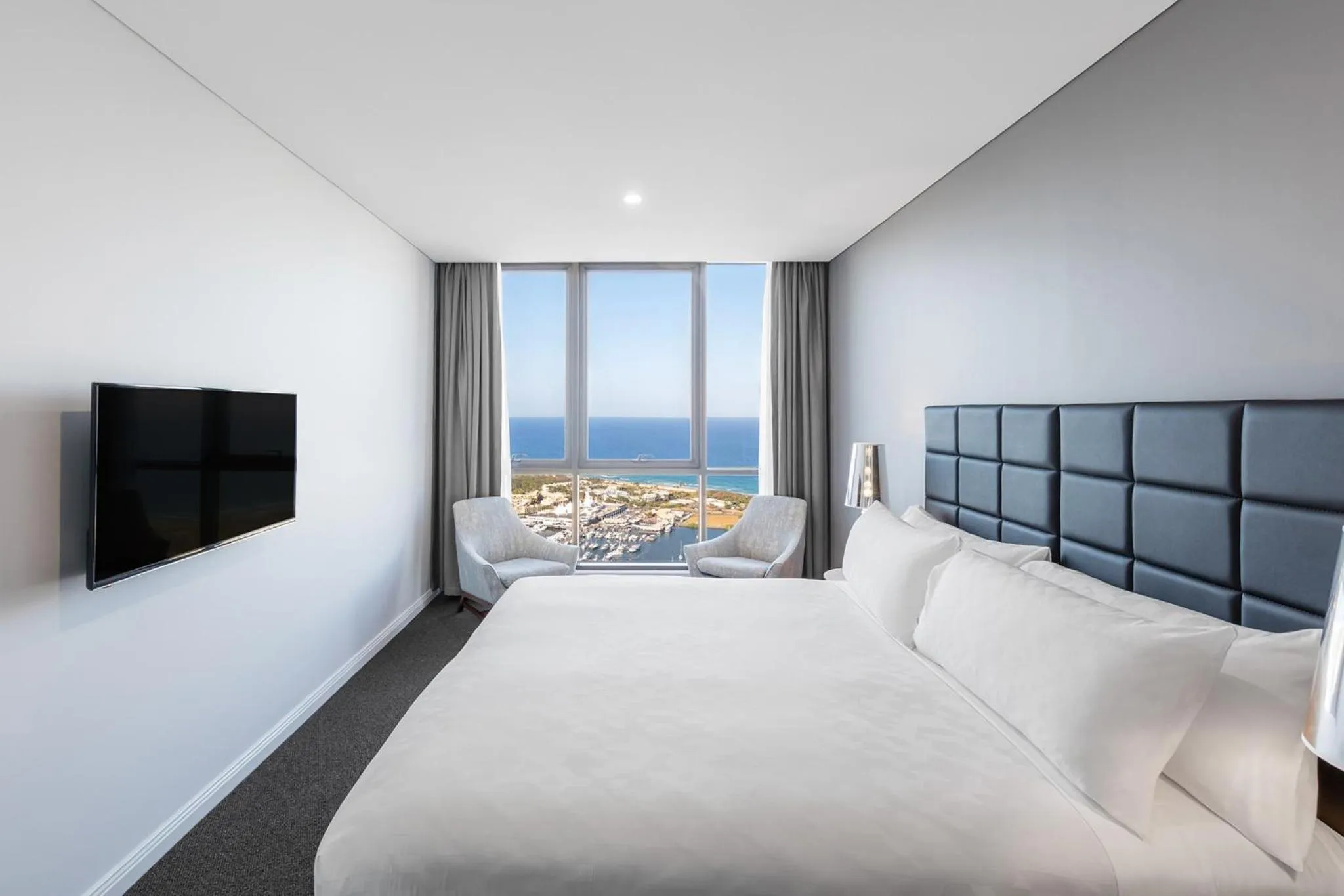 TV and multimedia, Bed in Meriton Suites Southport