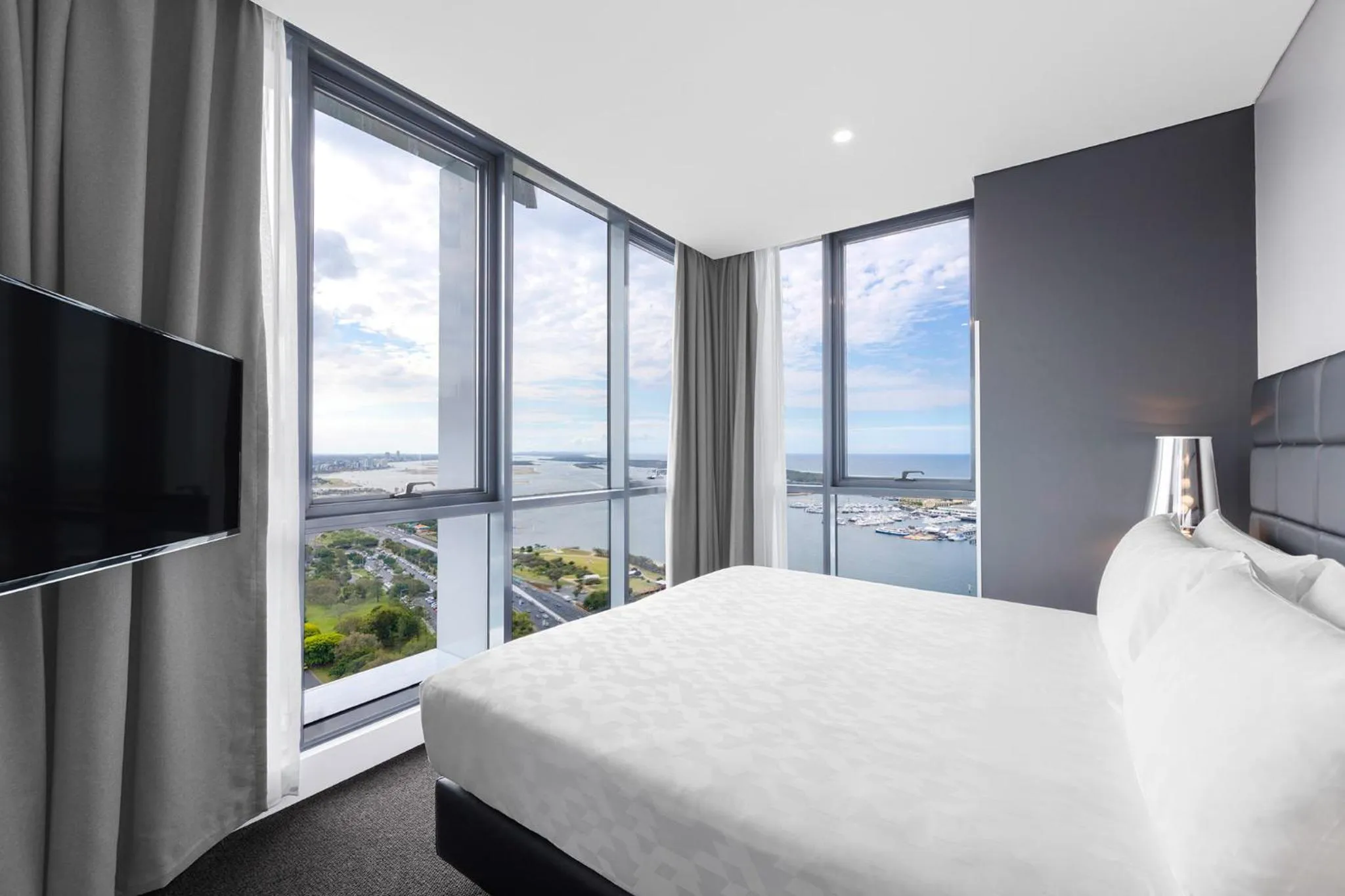 TV and multimedia, Bed in Meriton Suites Southport