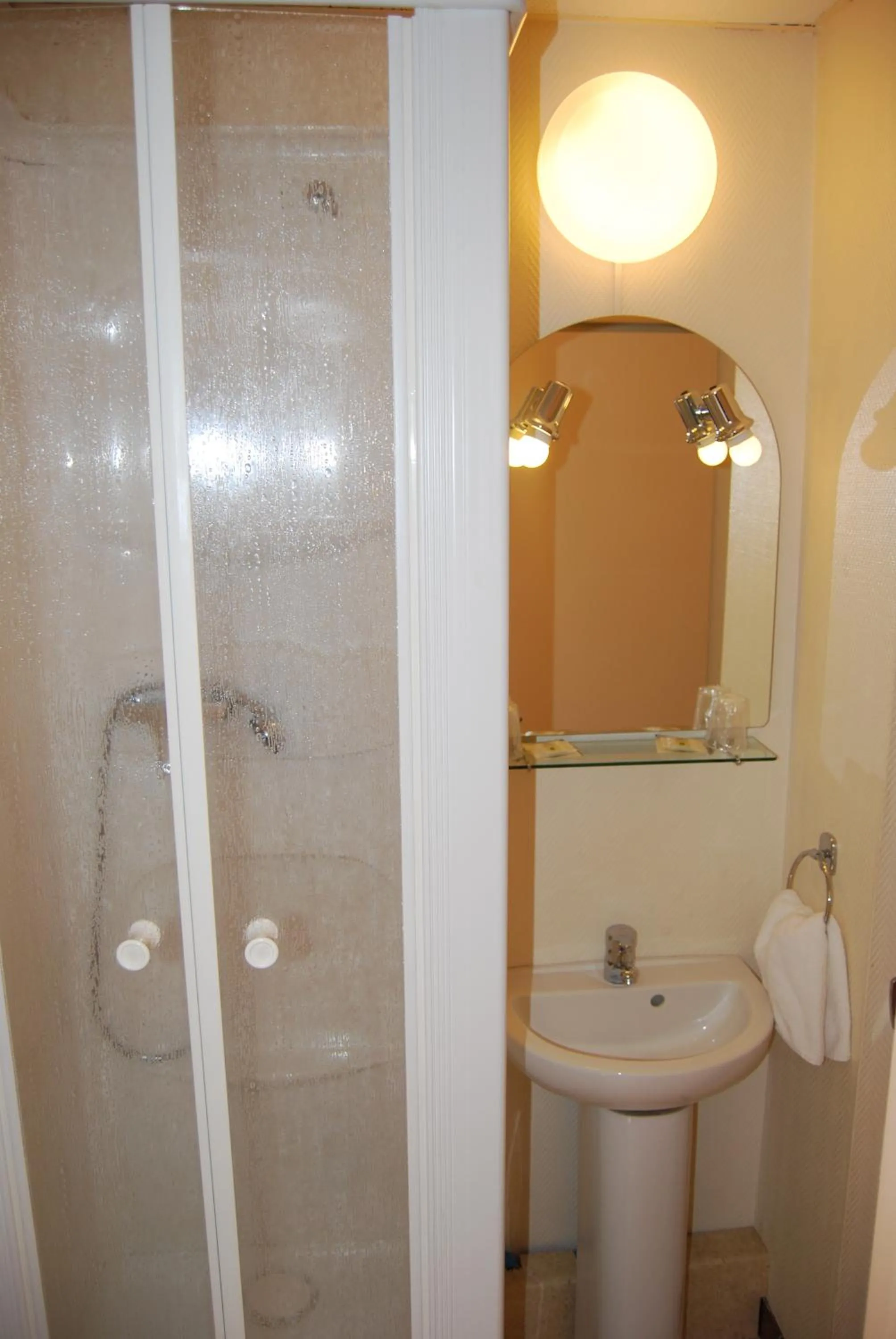 Shower in Le Bretagne - Hôtel