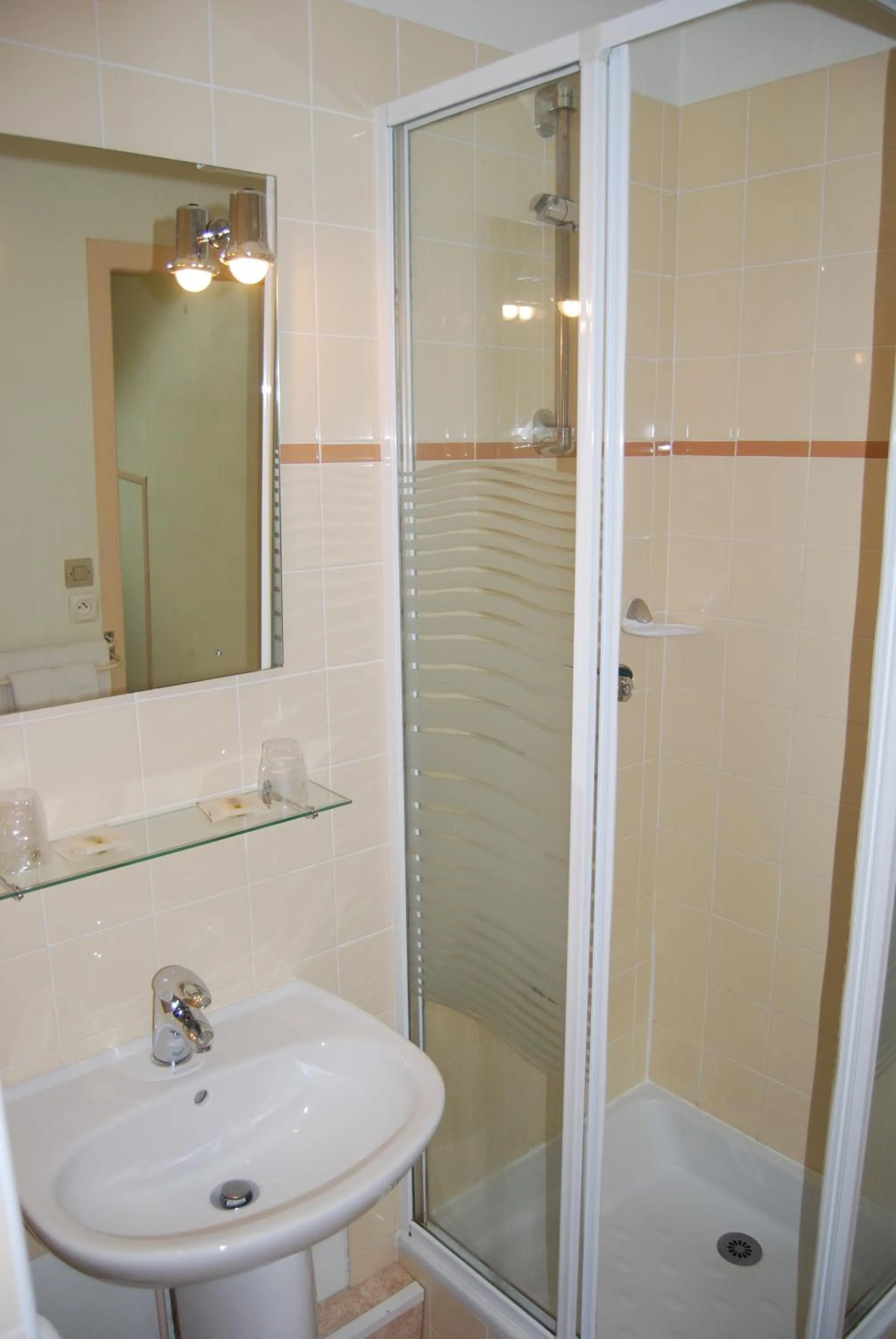 Bathroom in Le Bretagne - Hôtel