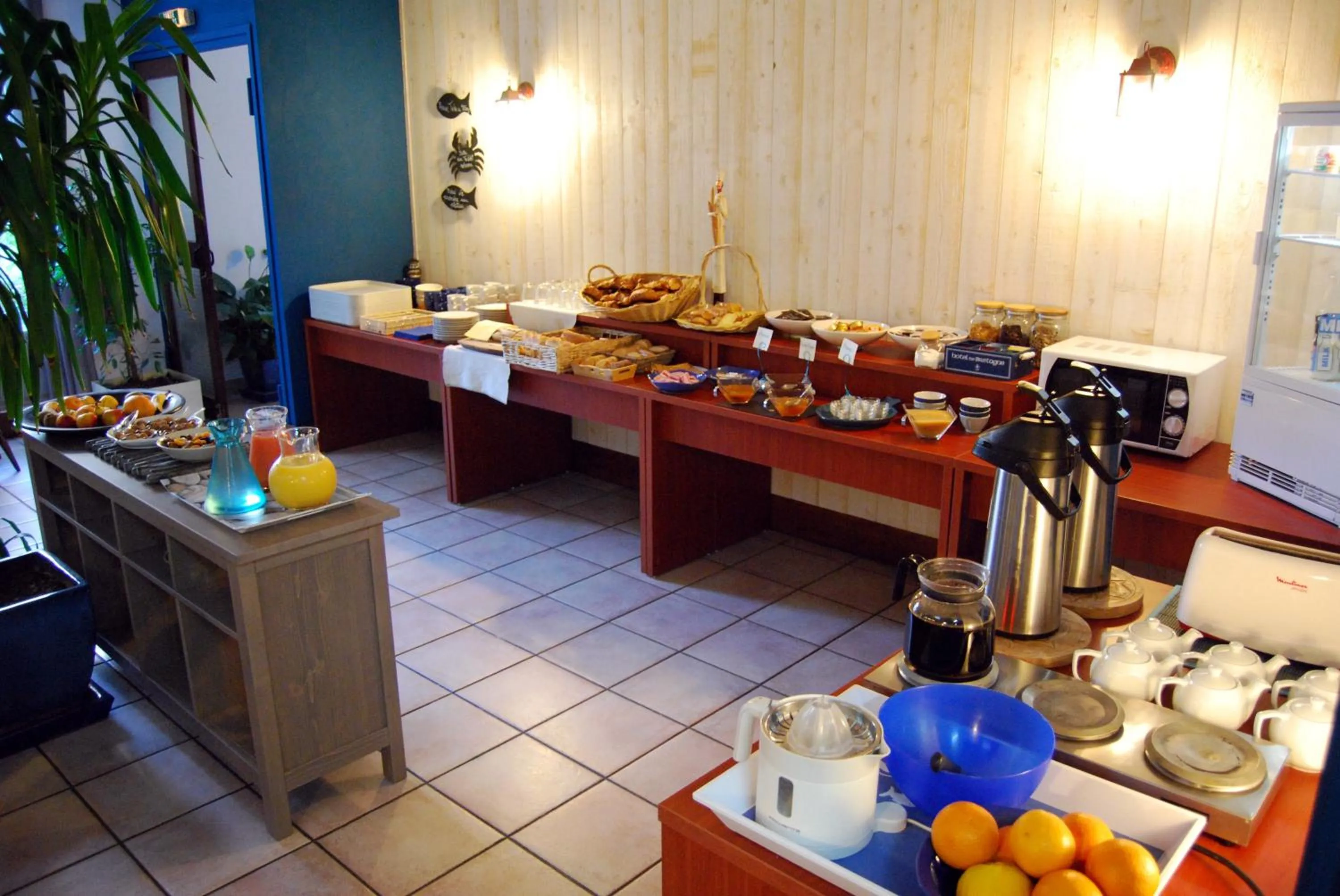 Buffet breakfast in Le Bretagne - Hôtel