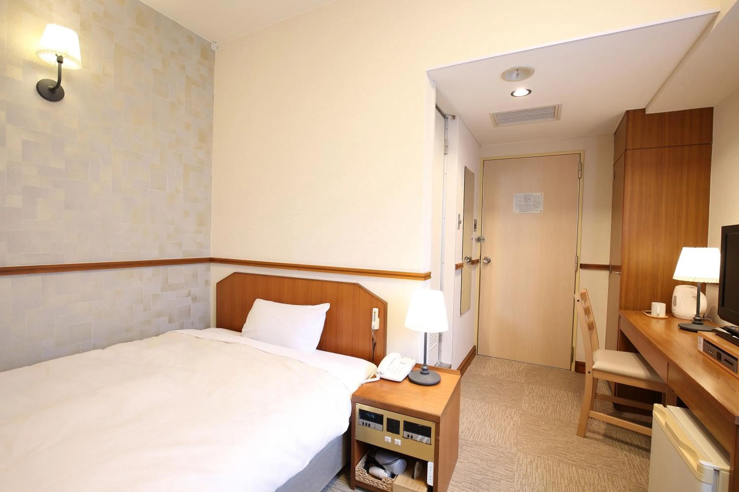 Bed in Hotel Nature Nagoya Sakae Kishu Railway Group