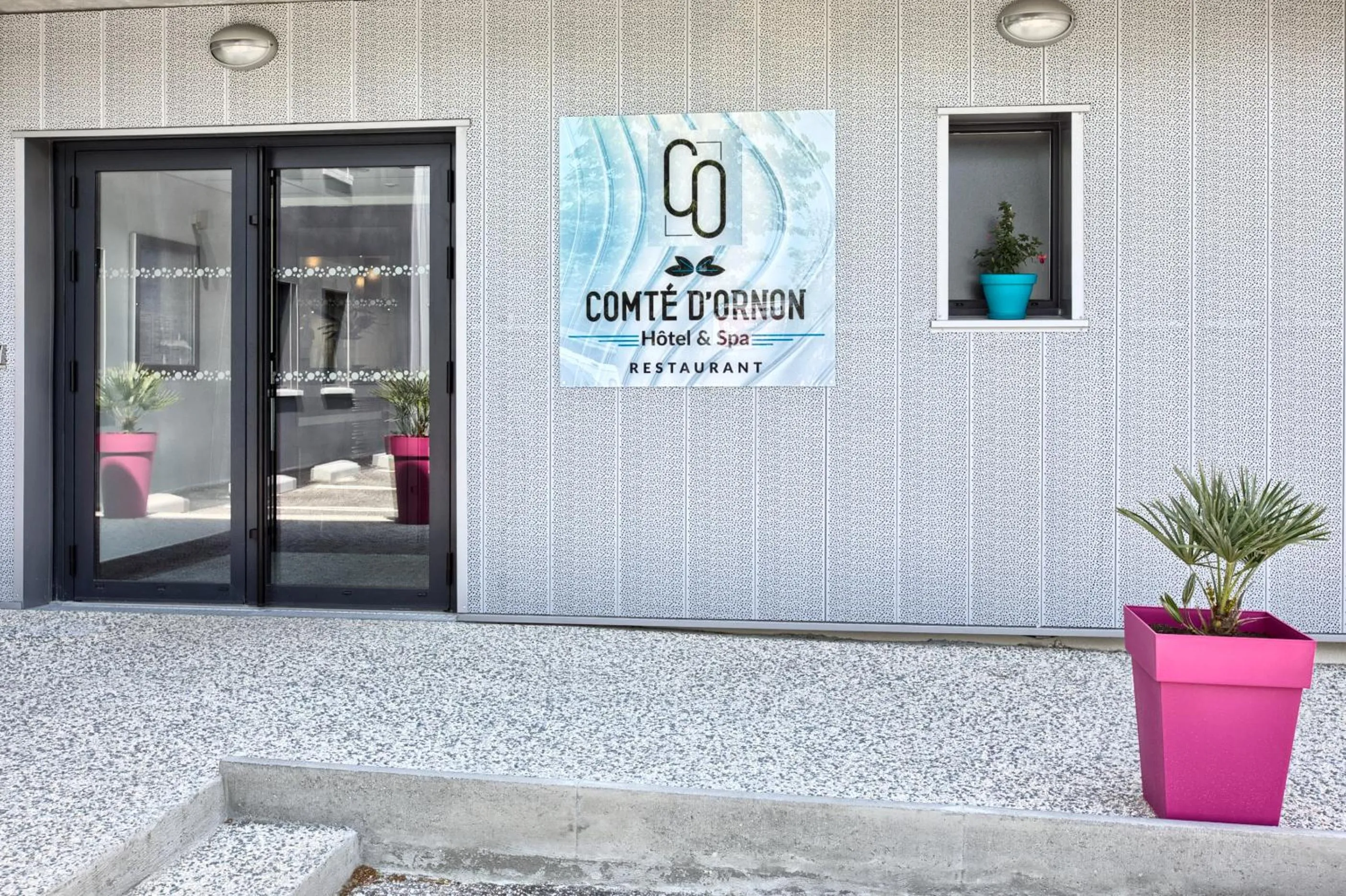 Facade/entrance in Logis Hotel Restaurant & SPA Au Comte d'Ornon