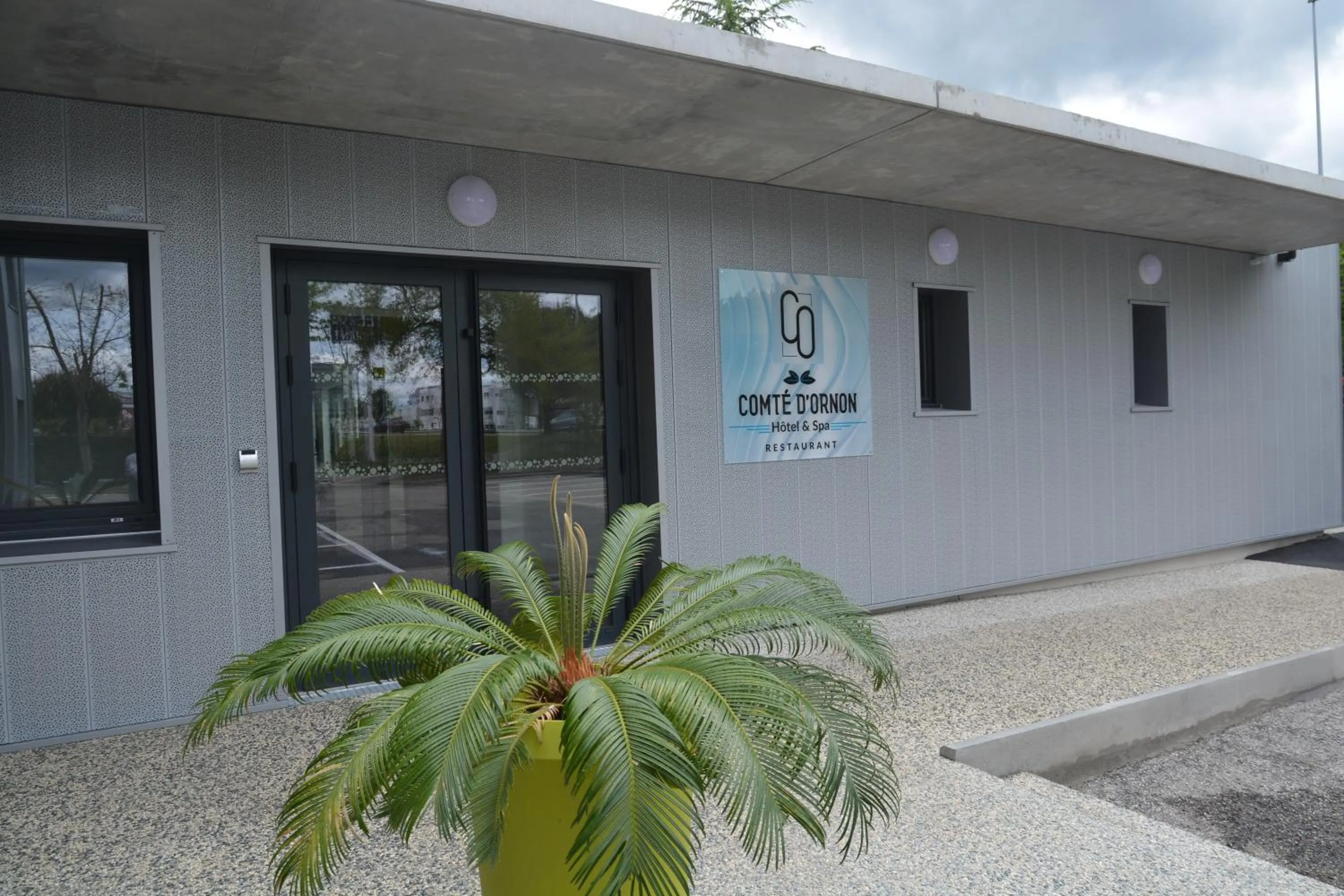 Facade/entrance in Logis Hotel Restaurant & SPA Au Comte d'Ornon