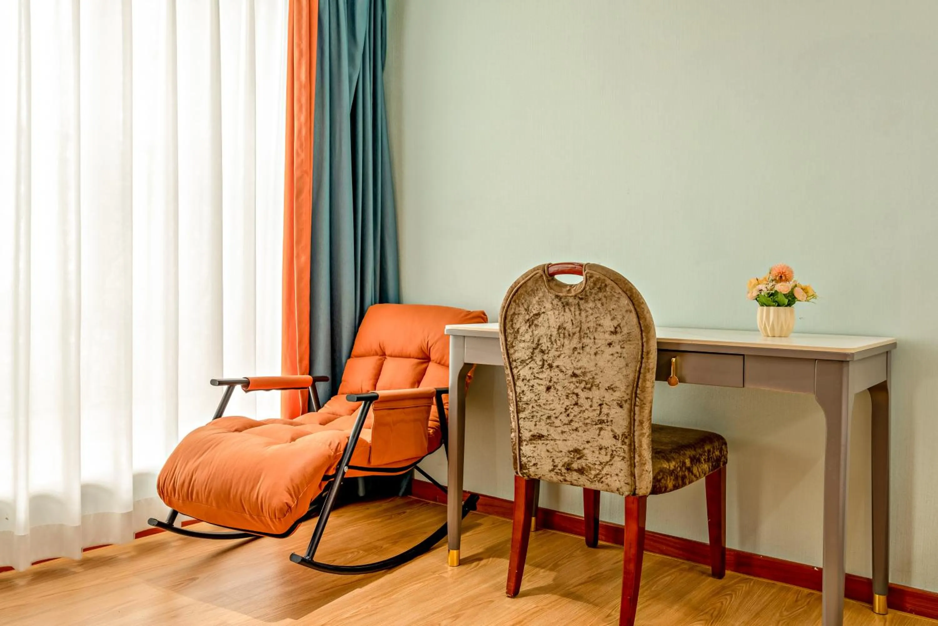 Seating area in Guangzhou Manhattan International Apartment Zhengjia Free bus services are provided for the first and second phases