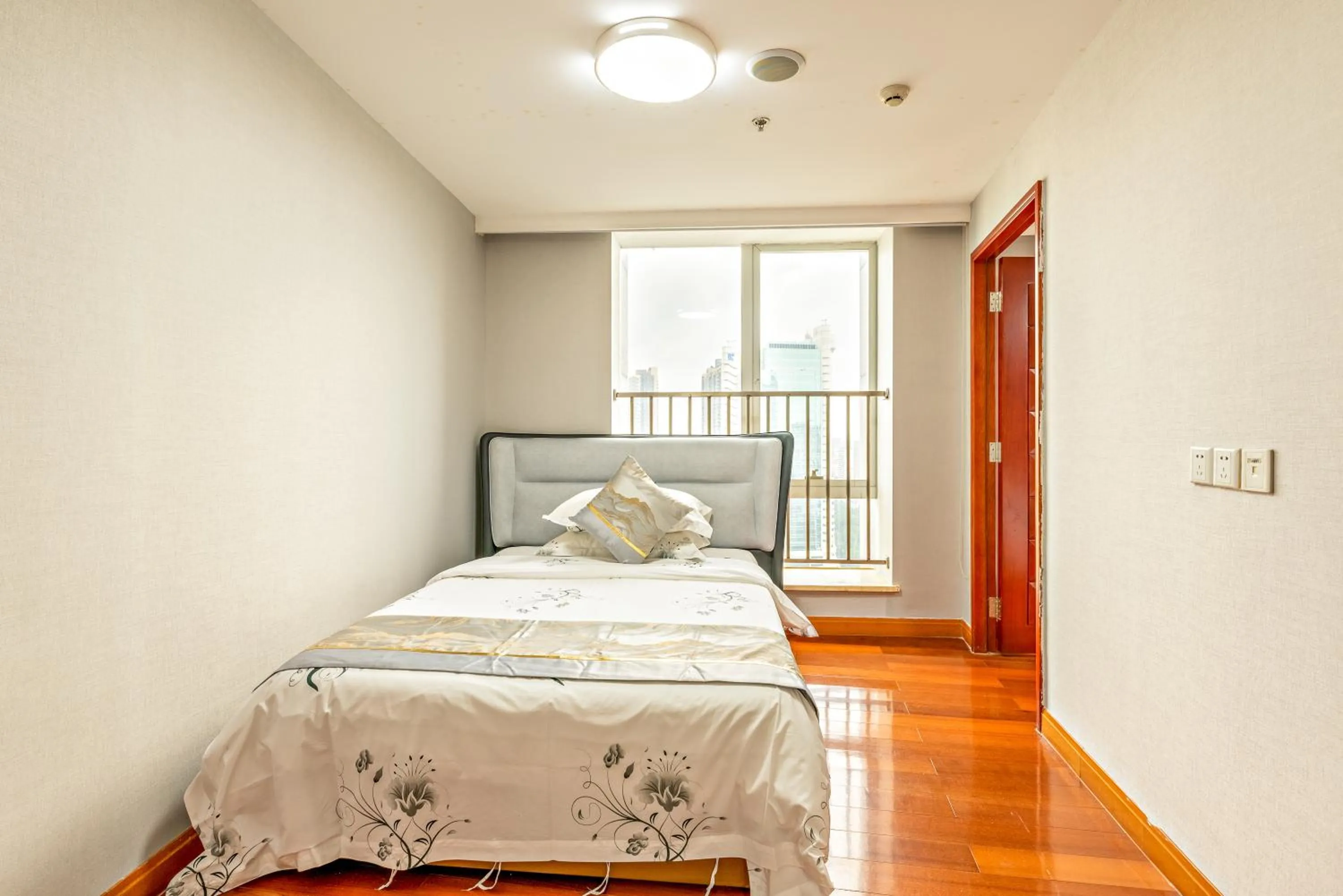 Bedroom, Bed in Guangzhou Manhattan International Apartment Zhengjia Free bus services are provided for the first and second phases