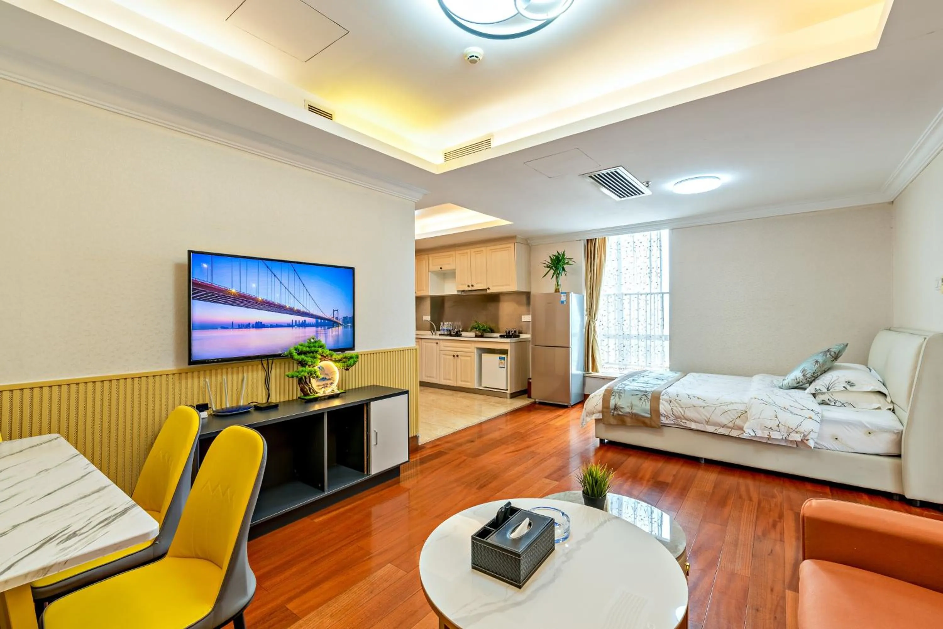 Communal lounge/ TV room, Bed in Guangzhou Manhattan International Apartment Zhengjia Free bus services are provided for the first and second phases