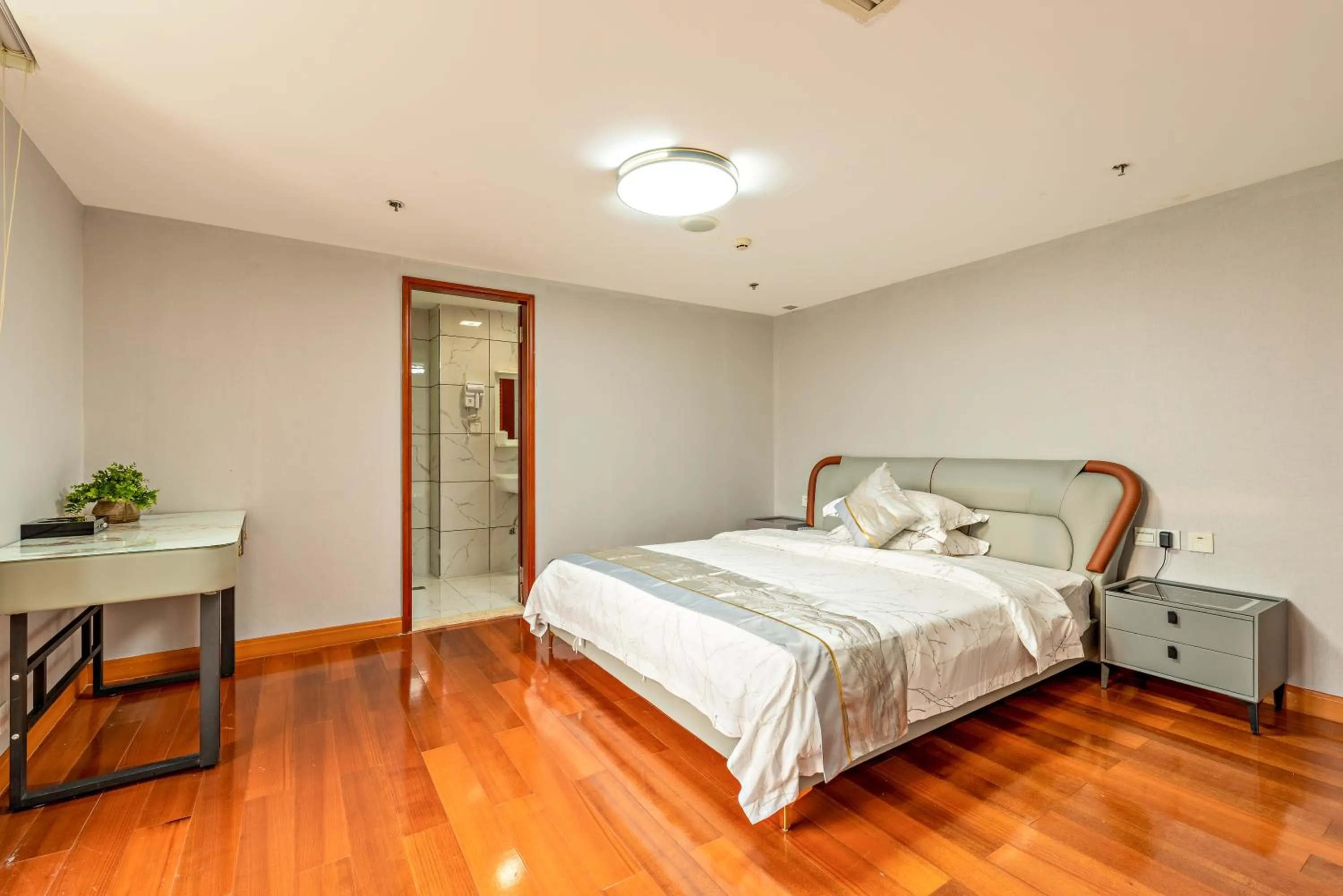 Bedroom, Bed in Guangzhou Manhattan International Apartment Zhengjia Free bus services are provided for the first and second phases