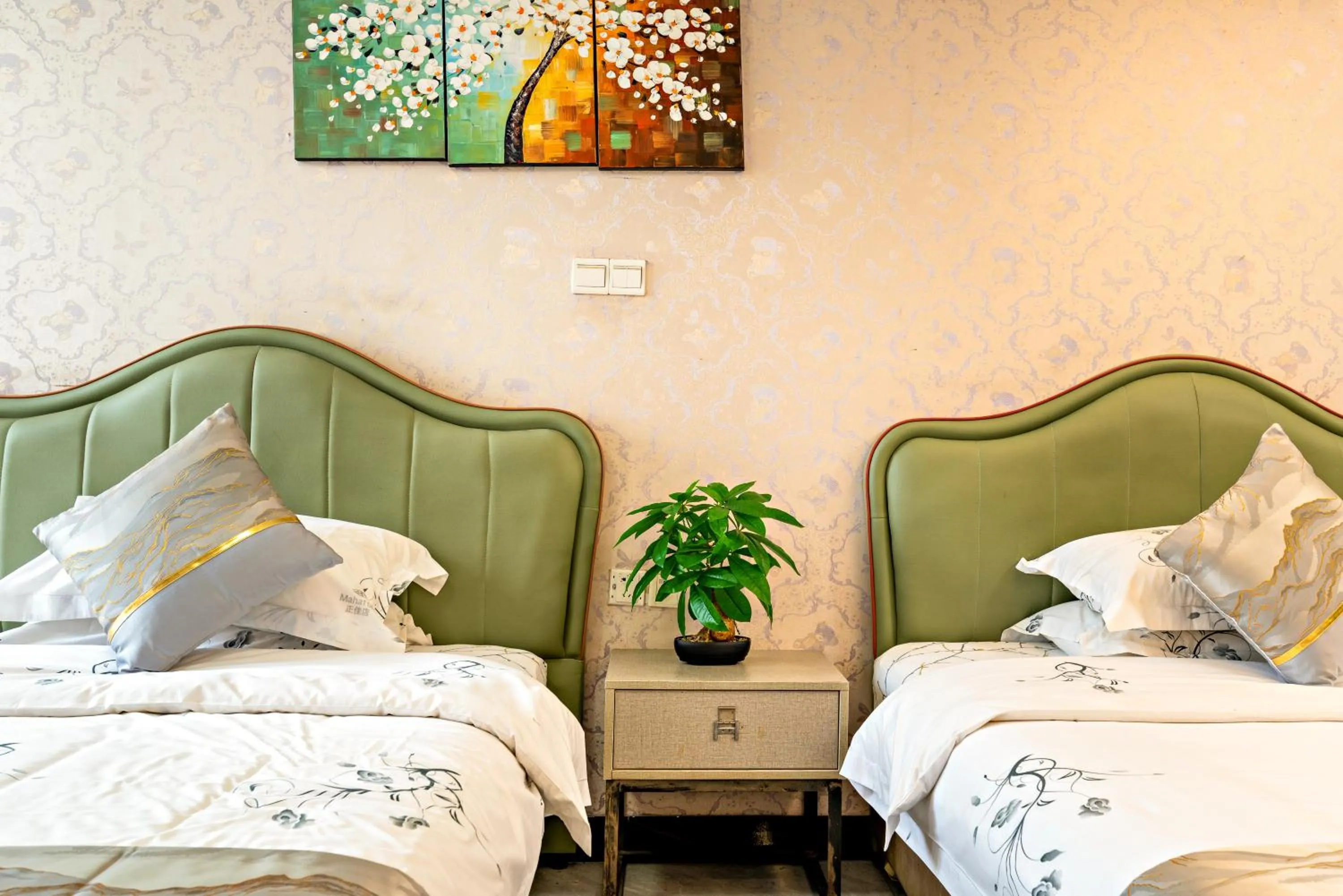 Bedroom, Bed in Guangzhou Manhattan International Apartment Zhengjia Free bus services are provided for the first and second phases