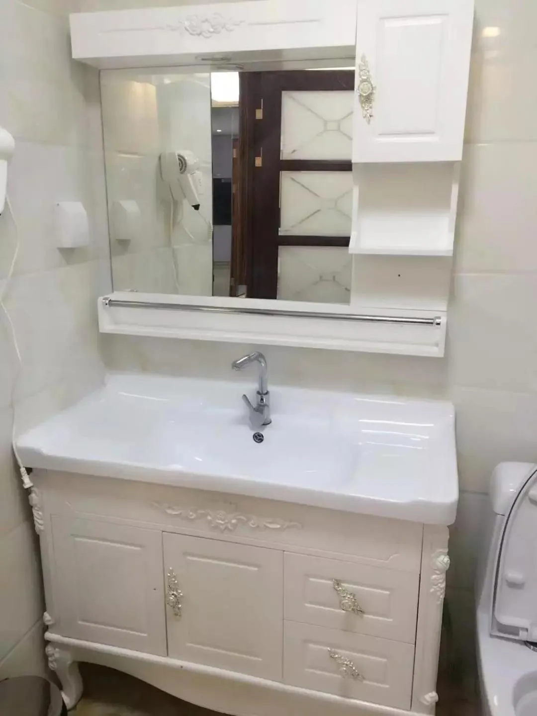 Bathroom in Guangzhou Manhattan International Apartment Zhengjia Free bus services are provided for the first and second phases