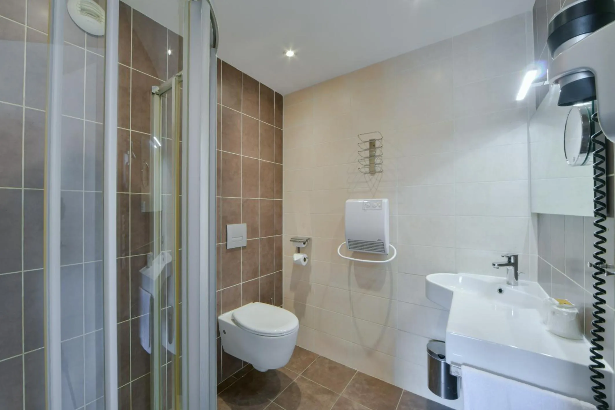 Bathroom in BHOMA Bourges - Hôtel