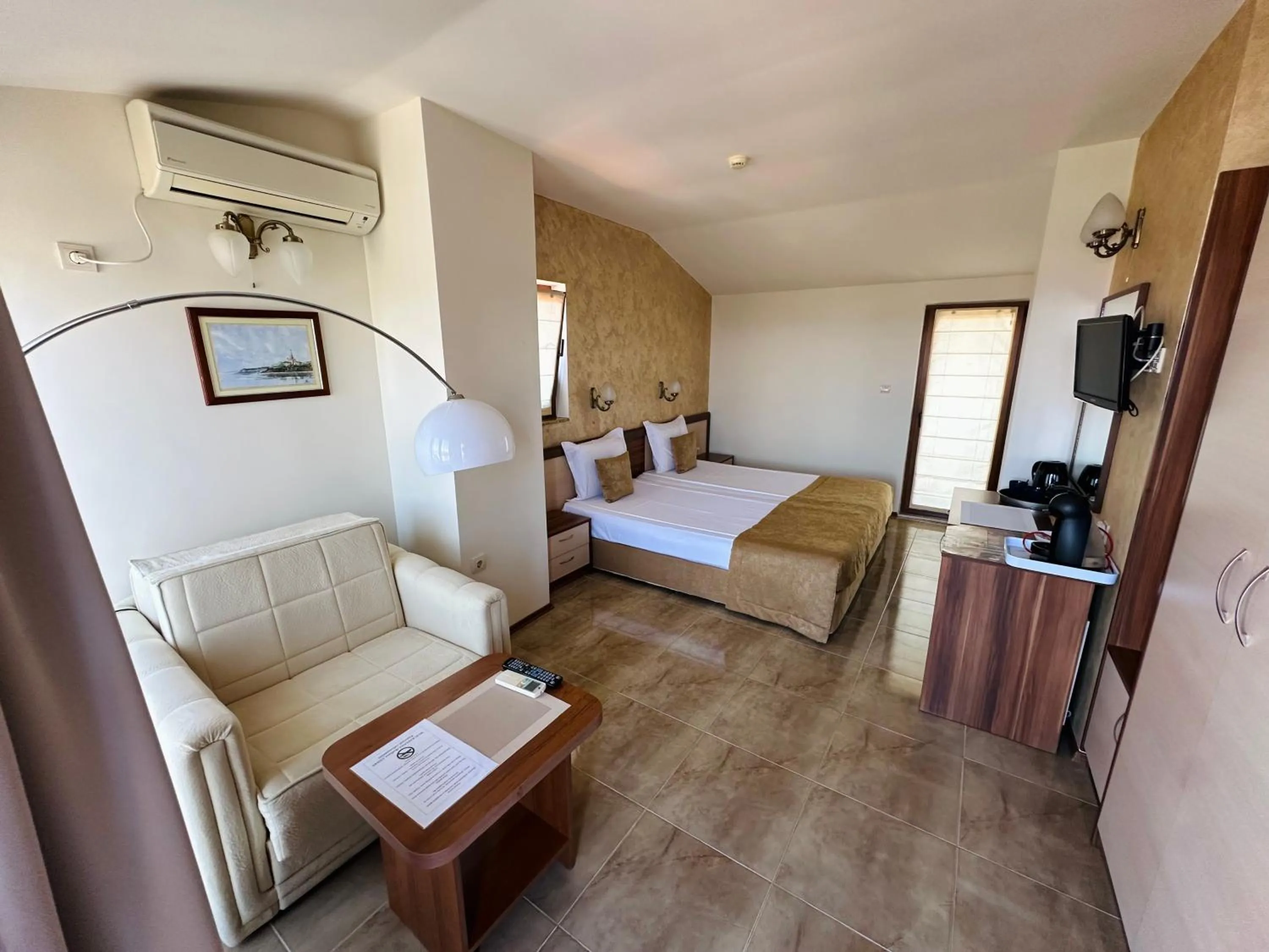 TV and multimedia, Bed in Family Hotel Radiana