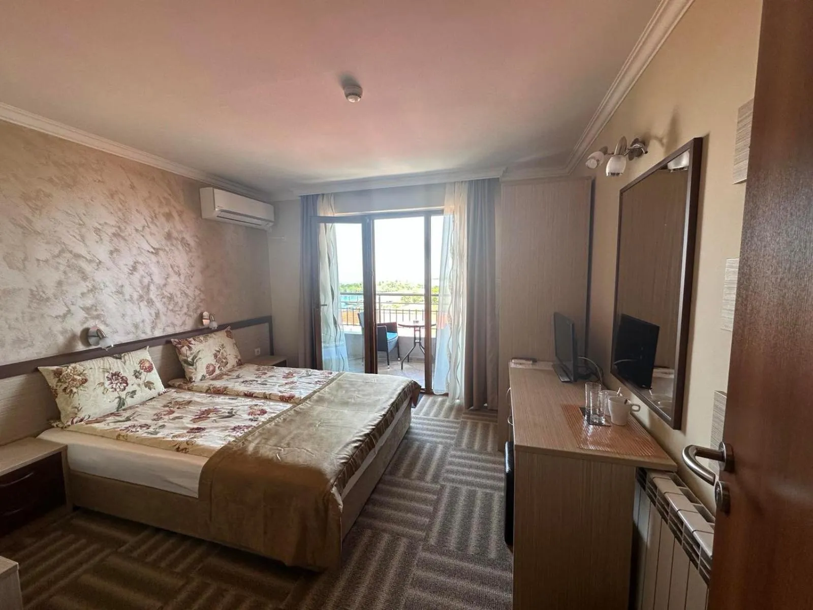 Photo of the whole room, Bed in Family Hotel Radiana