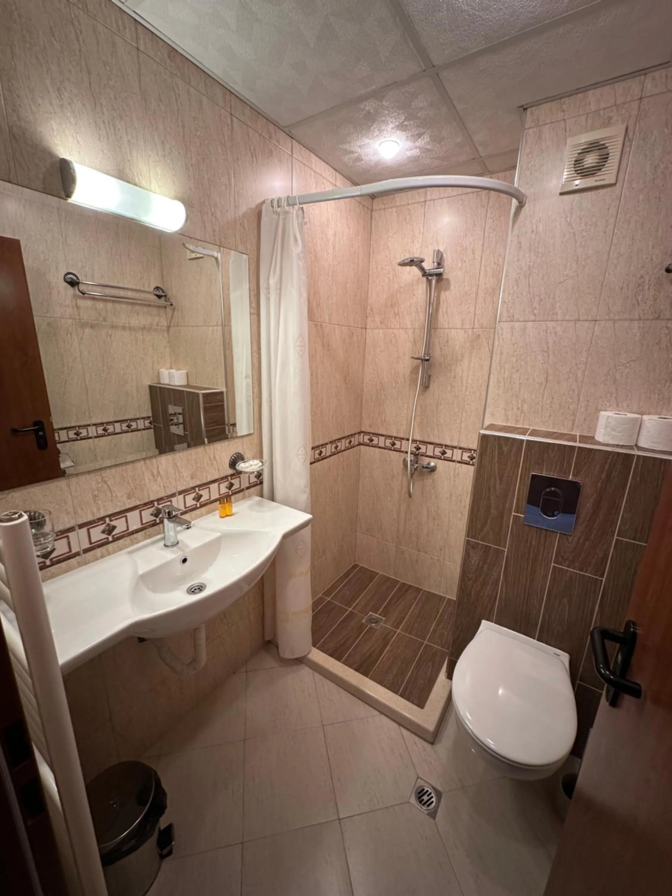 Shower in Family Hotel Radiana