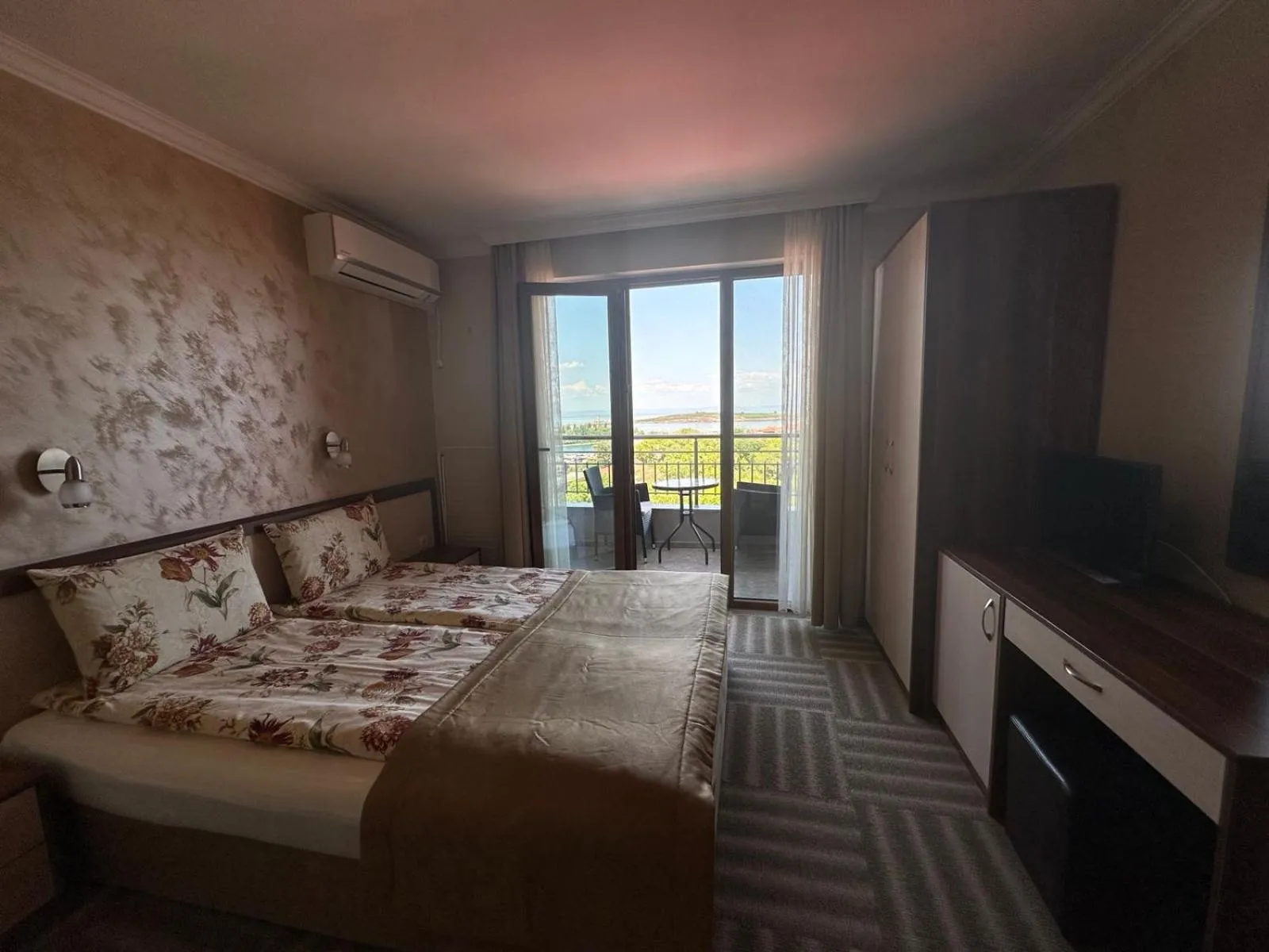 Photo of the whole room, Bed in Family Hotel Radiana