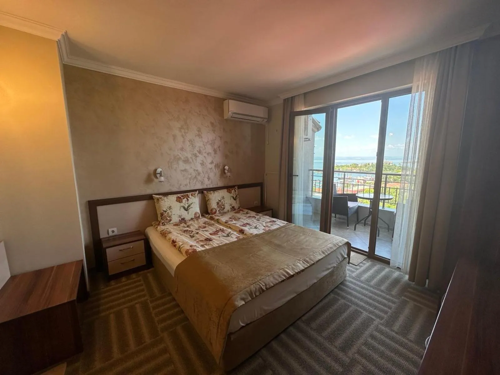 Photo of the whole room, Bed in Family Hotel Radiana