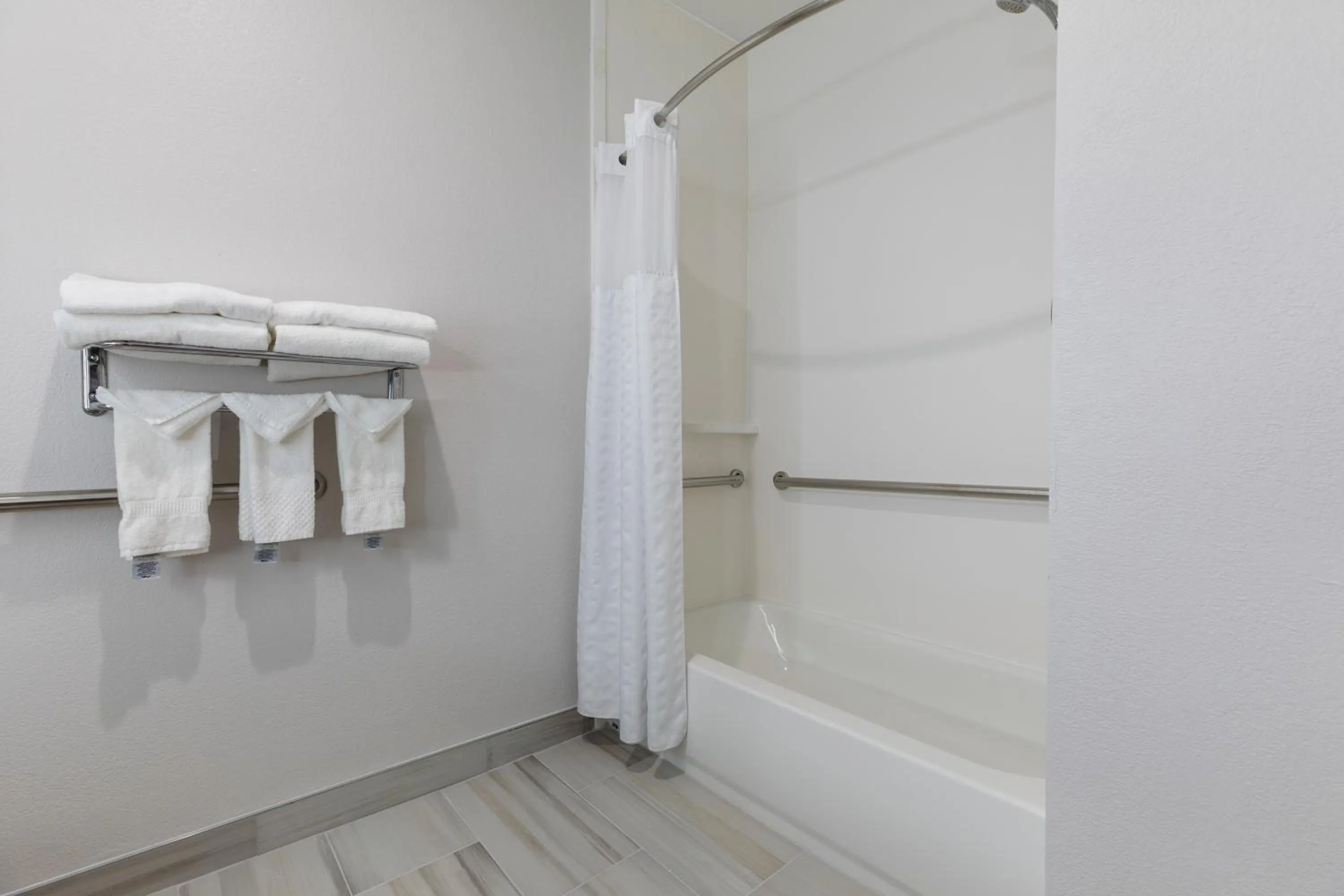 Bath in Comfort Suites Lombard - Addison