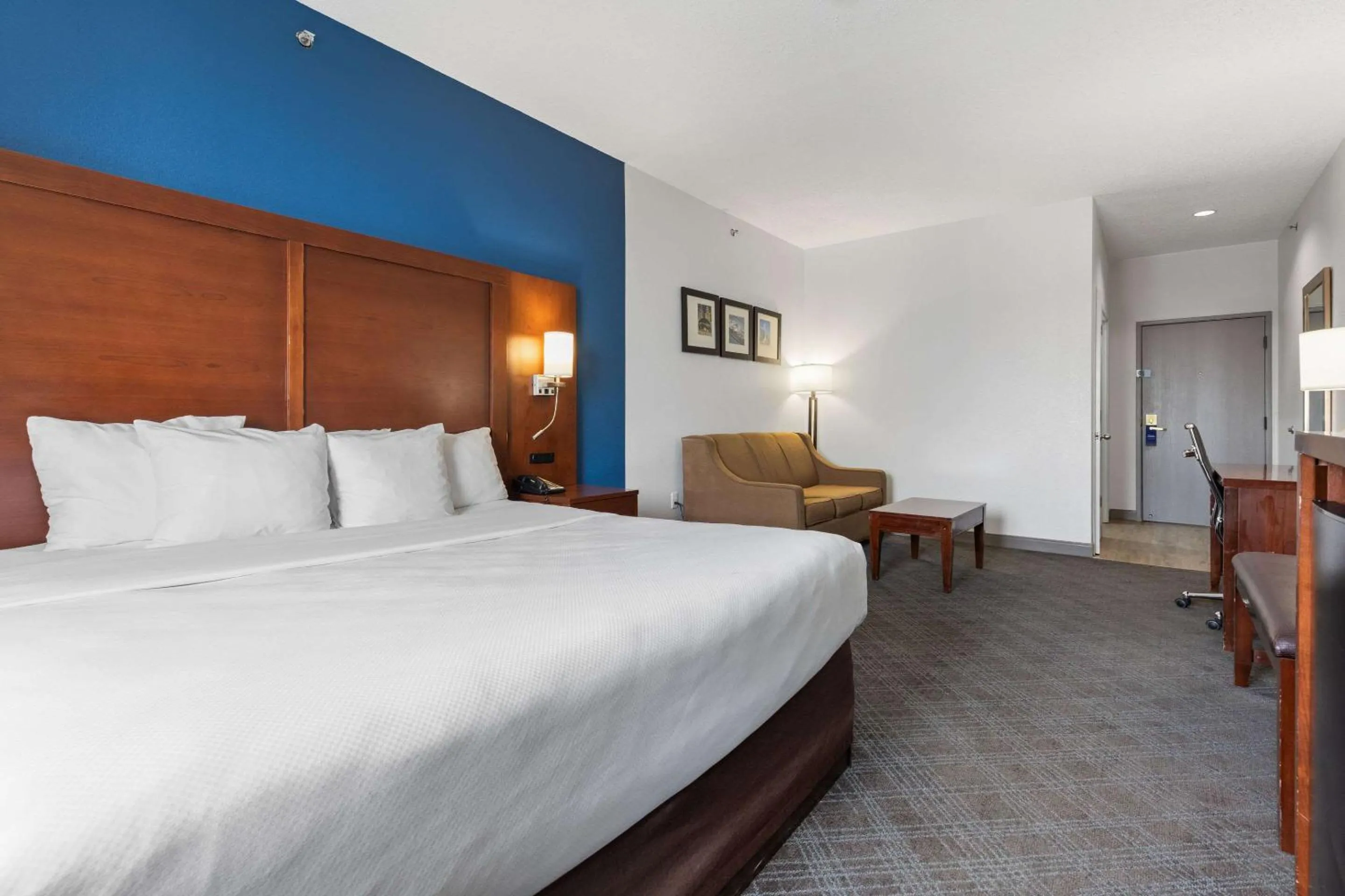 Bedroom, Bed in Comfort Suites Lombard - Addison