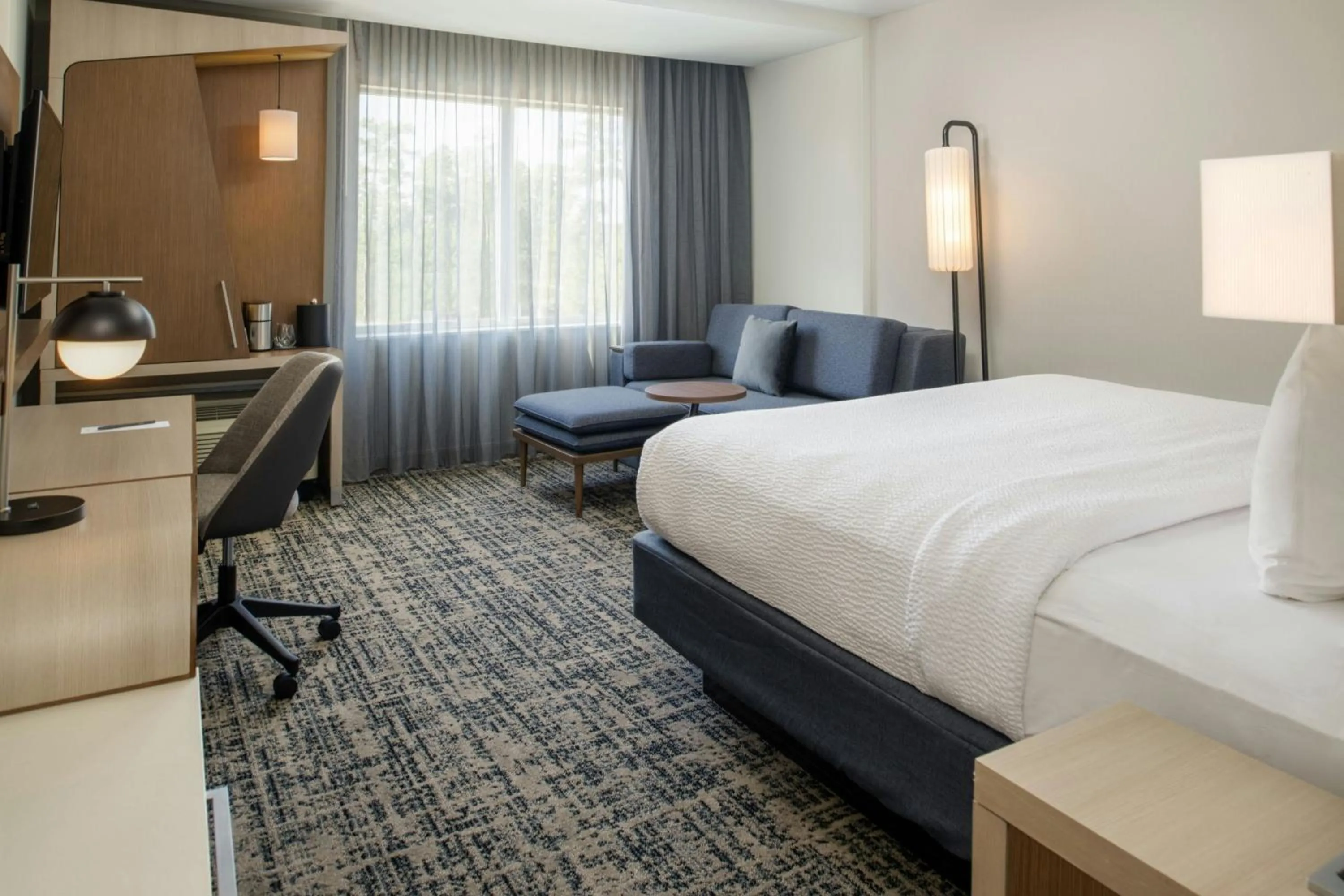 Photo of the whole room, Bed in Courtyard by Marriott Houston City Place