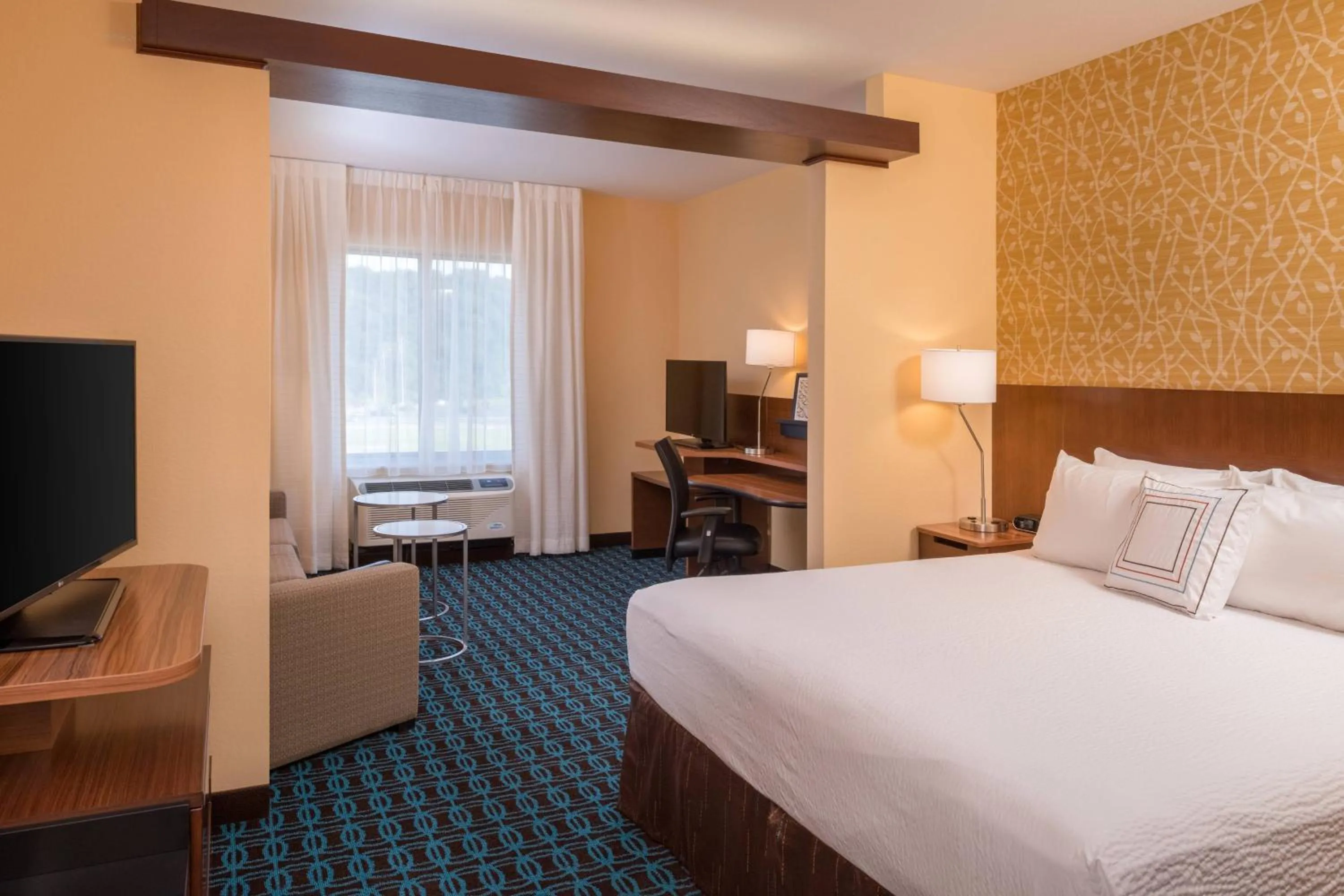Photo of the whole room, Bed in Fairfield Inn & Suites by Marriott Huntington