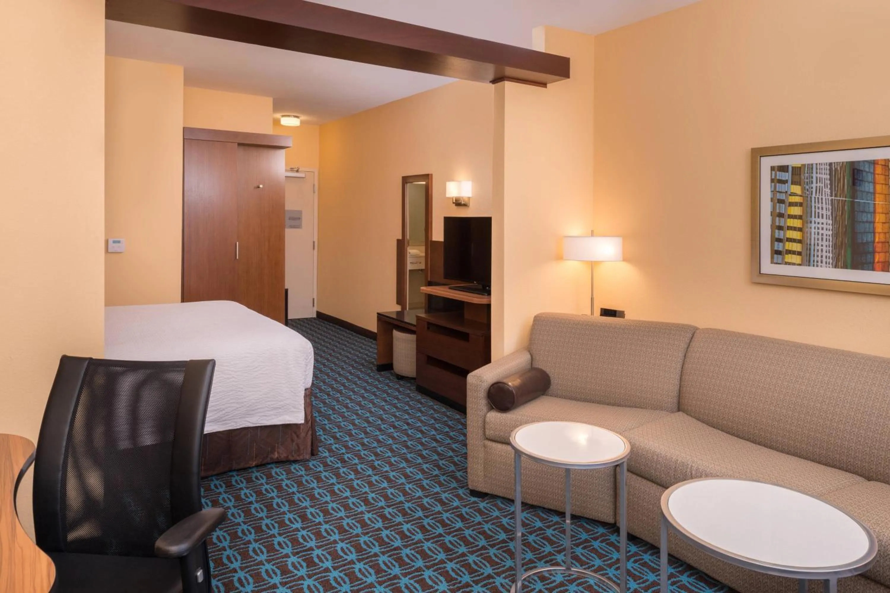 Photo of the whole room, Bed in Fairfield Inn & Suites by Marriott Huntington