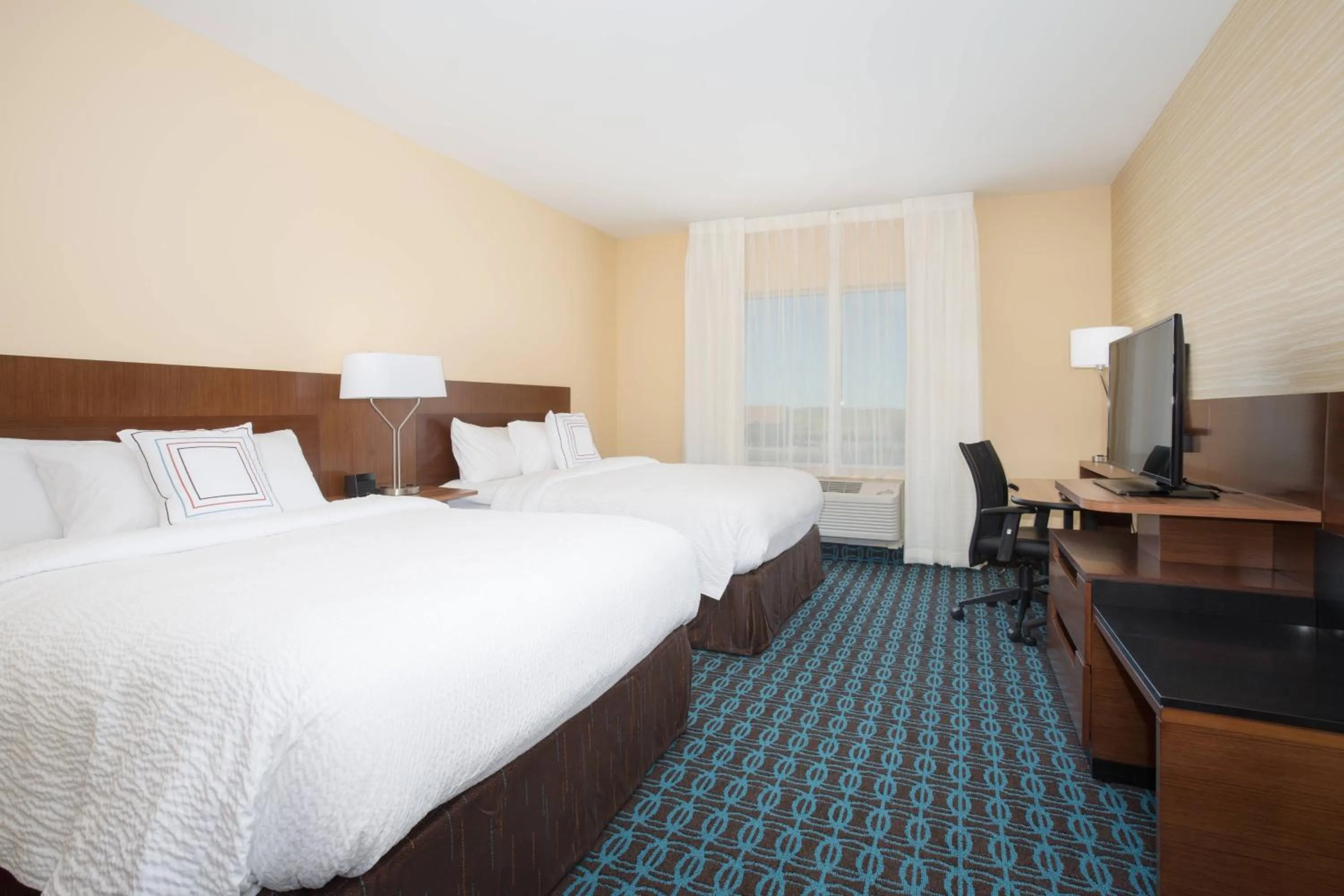 Photo of the whole room, Bed in Fairfield Inn & Suites by Marriott Burlington