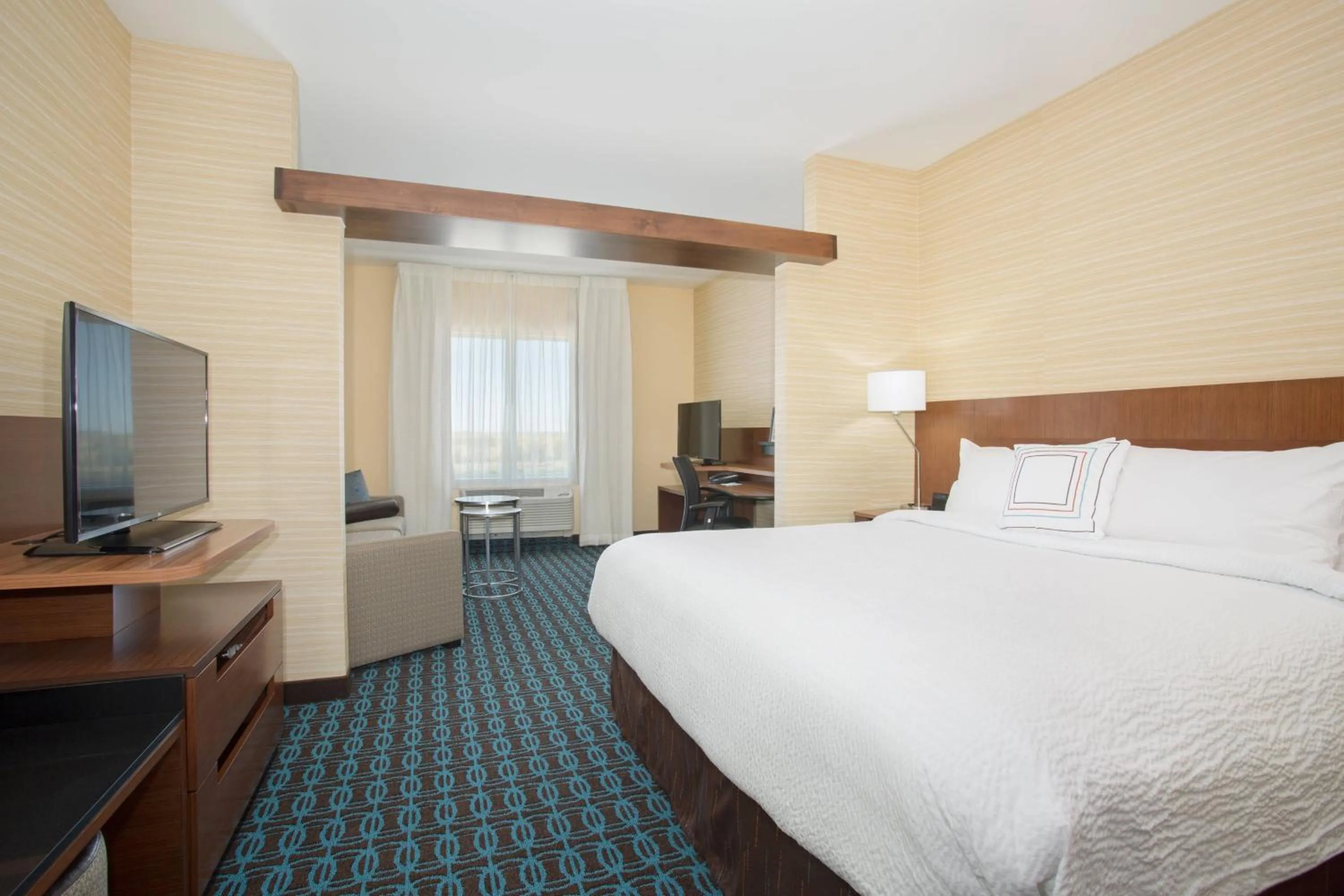 Bedroom, Bed in Fairfield Inn & Suites by Marriott Burlington