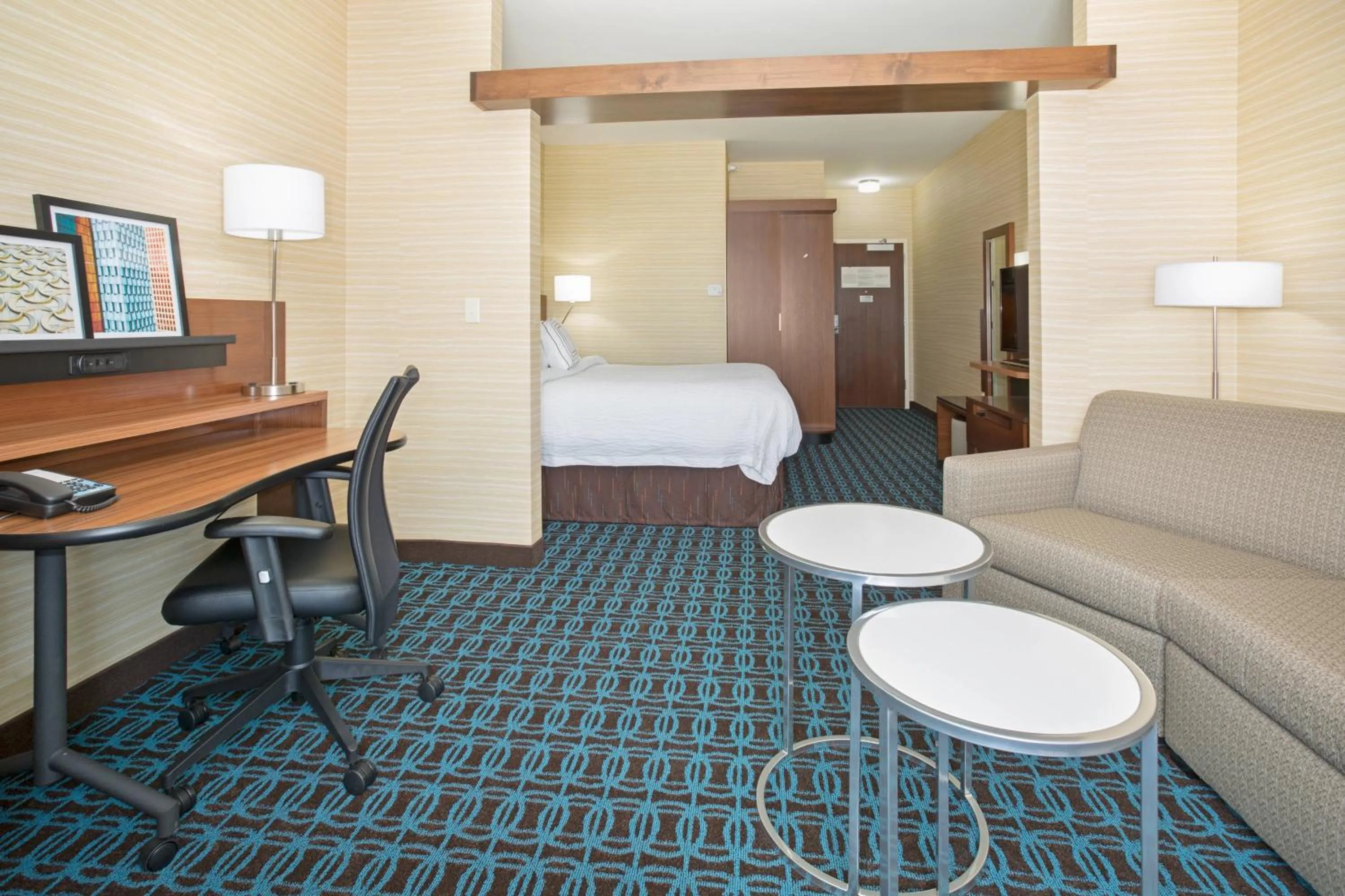 Bedroom, Bed in Fairfield Inn & Suites by Marriott Burlington