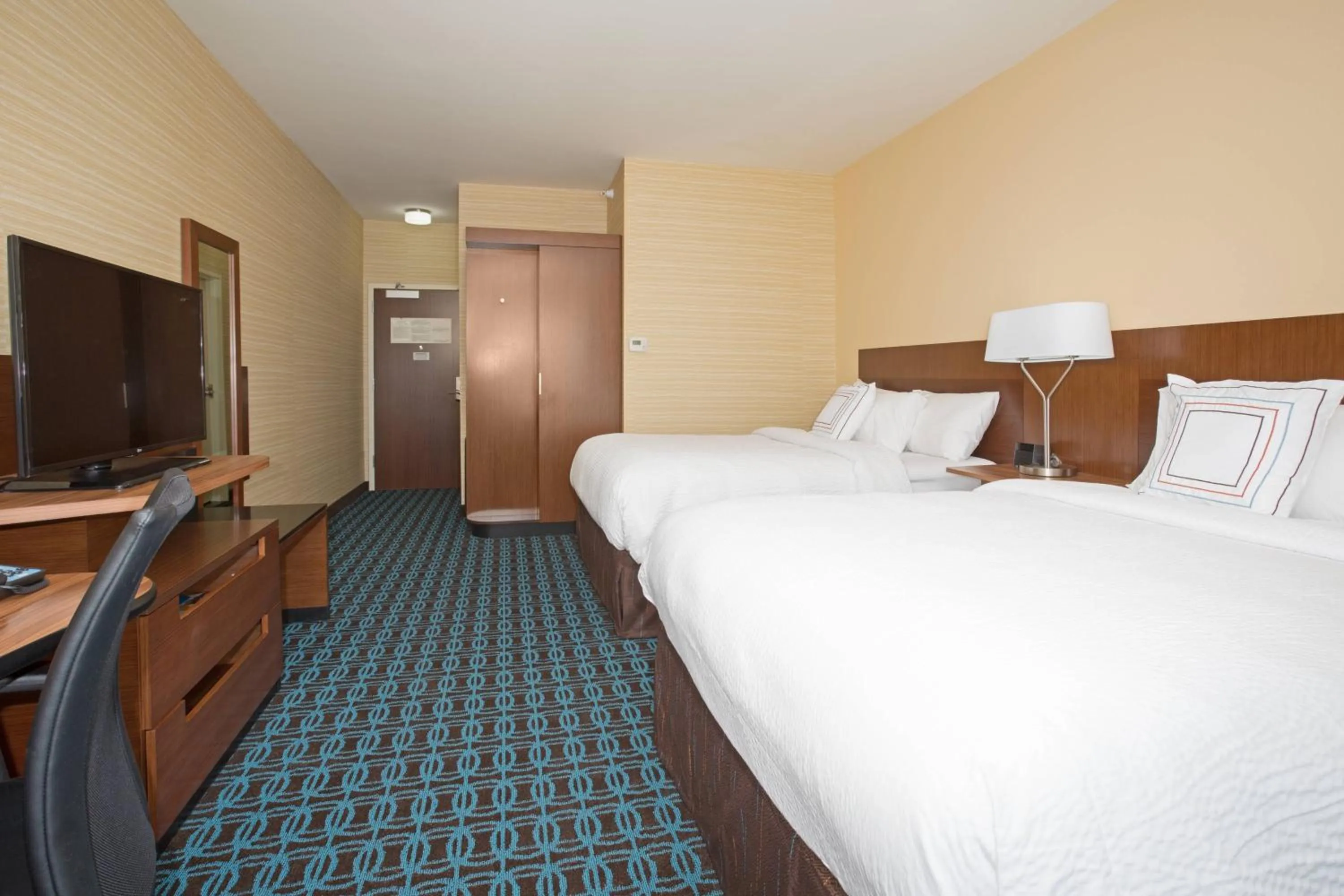 Photo of the whole room, Bed in Fairfield Inn & Suites by Marriott Burlington