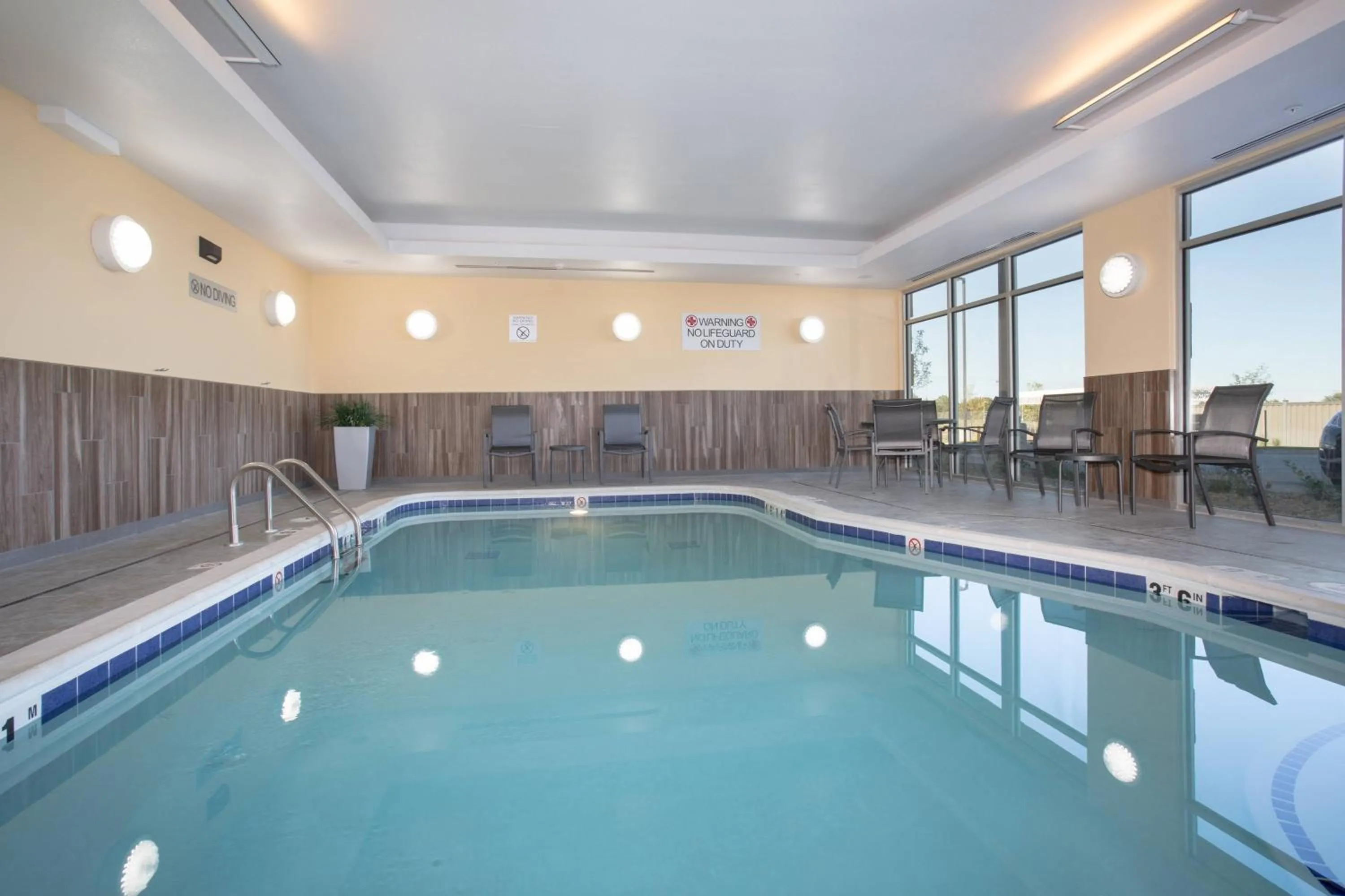 Swimming pool in Fairfield Inn & Suites by Marriott Burlington