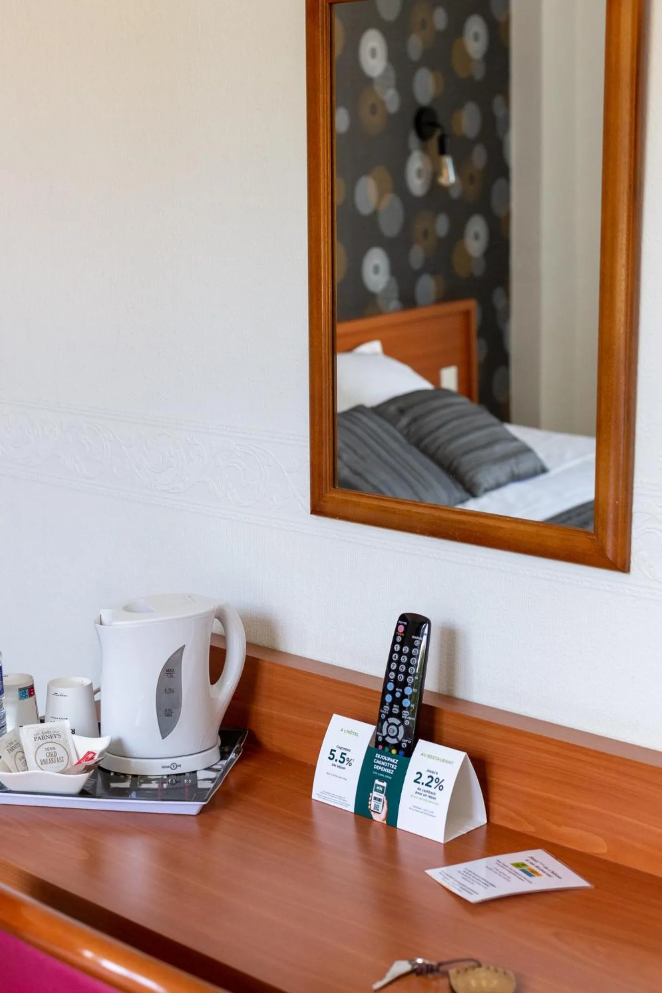 Coffee/tea facilities, Bed in Hôtel Restaurant Du Château