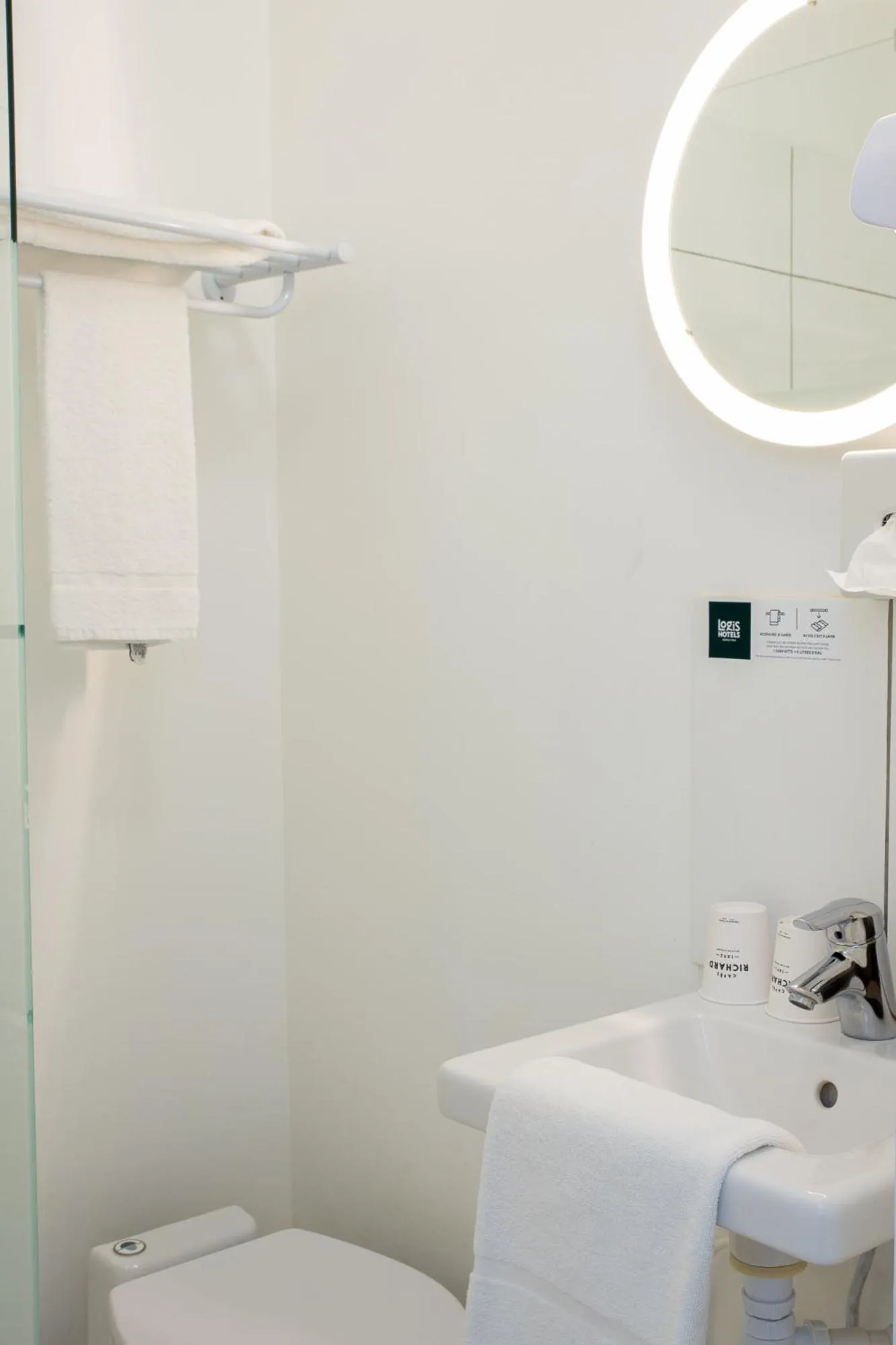 Bathroom in Hôtel Restaurant Du Château