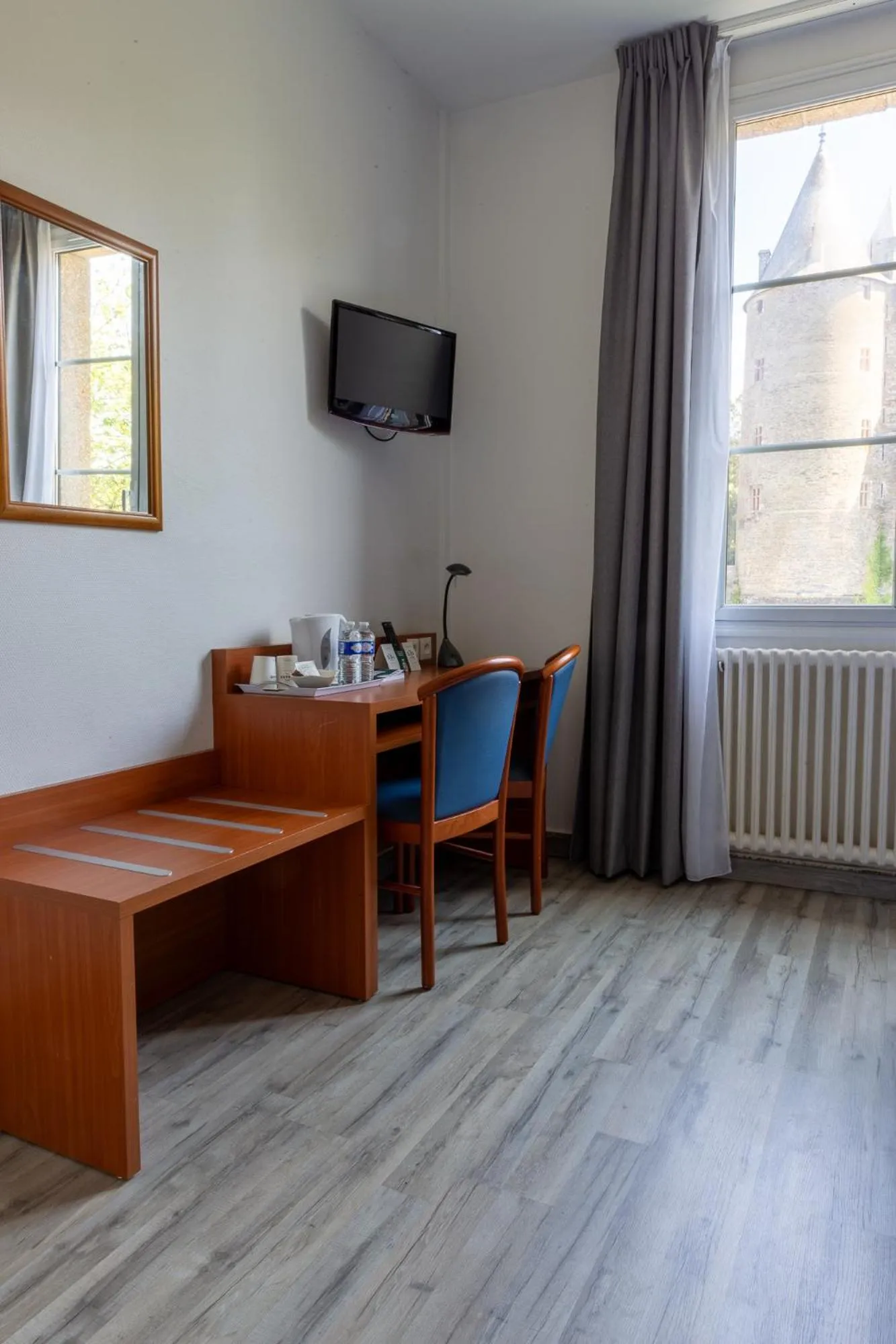 Bedroom in Hôtel Restaurant Du Château