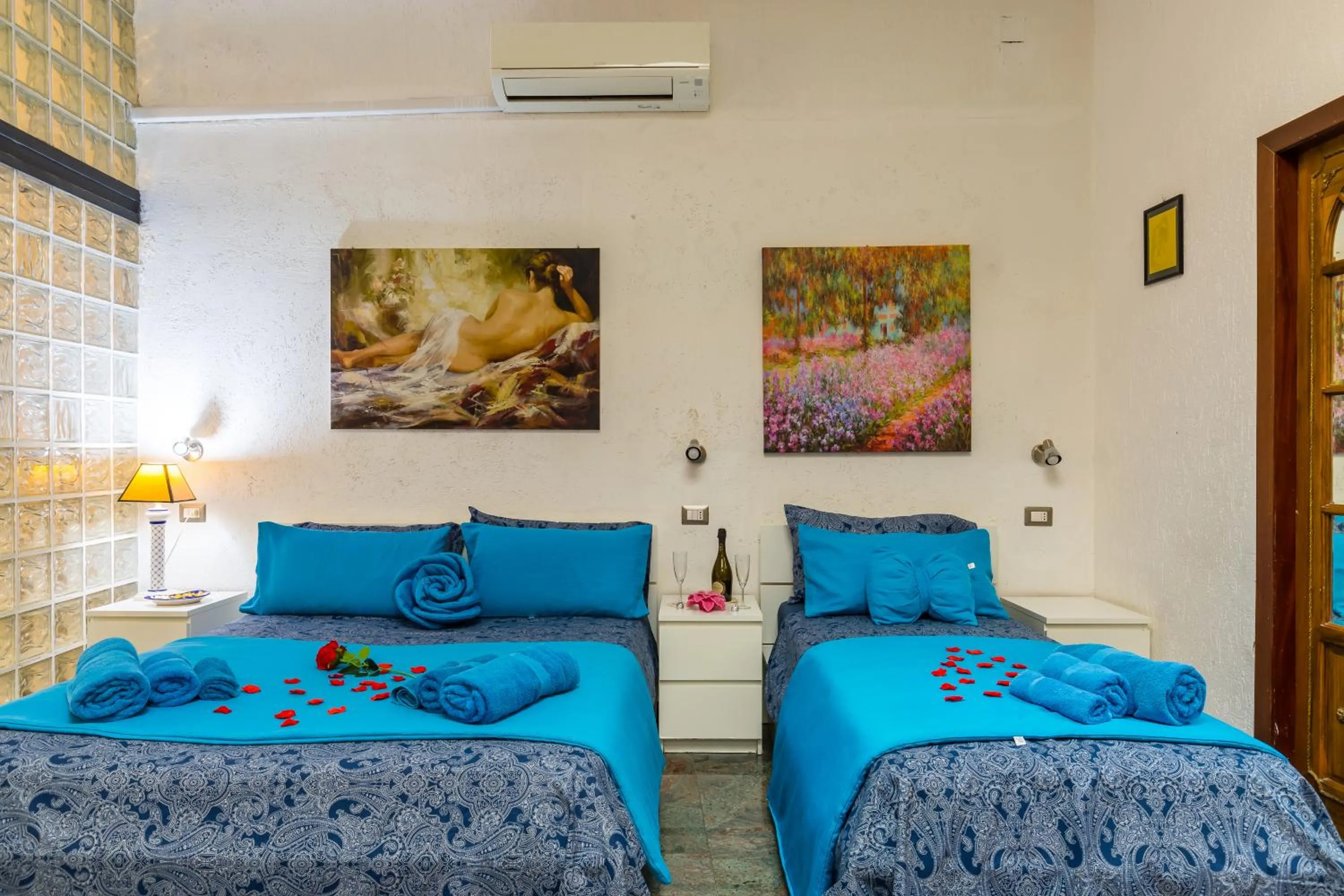 Photo of the whole room, Bed in Museo Filangieri Suite
